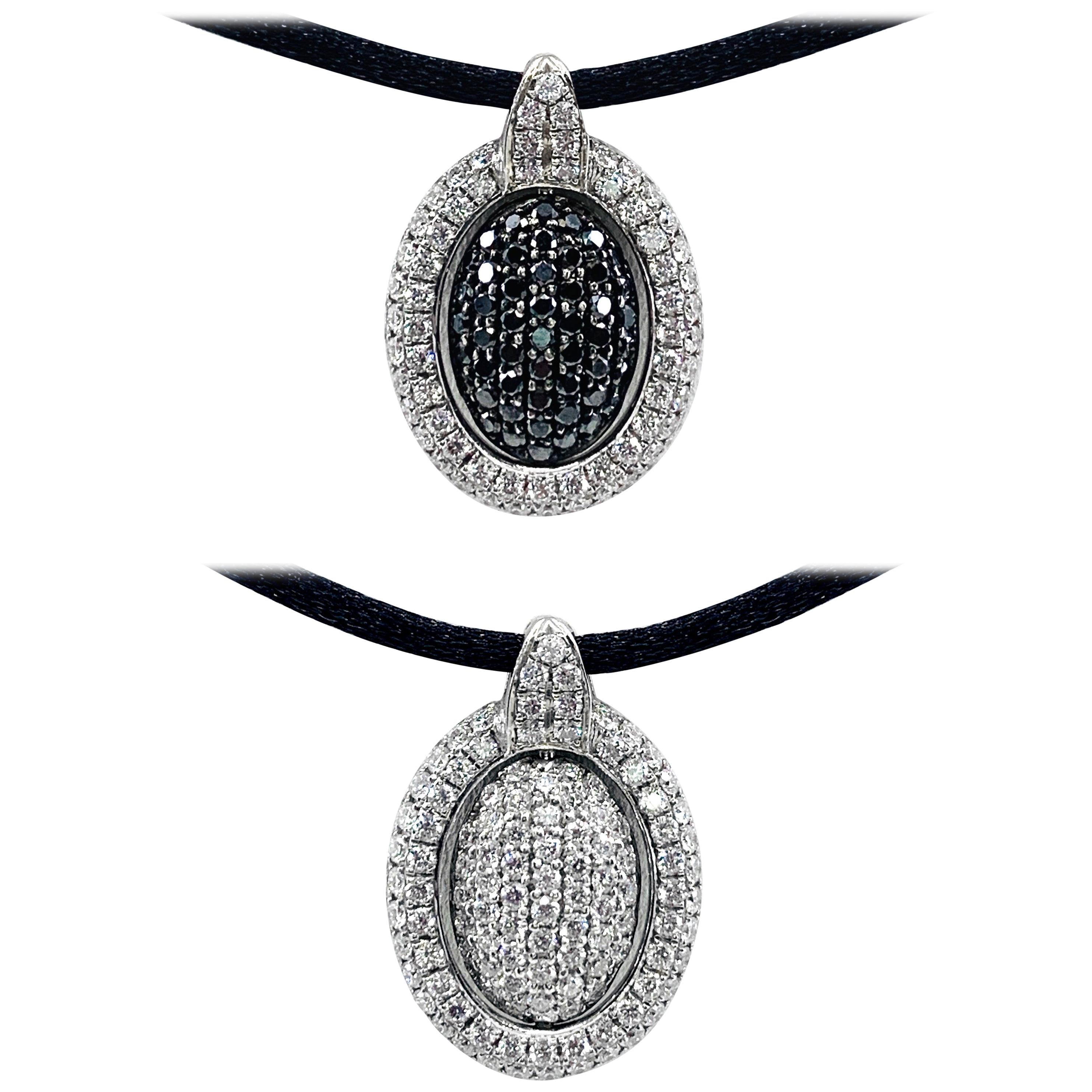 Taglio brillante Ciondolo ovale con diamante bianco e nero centrale reversibile su catena di diamanti neri in vendita