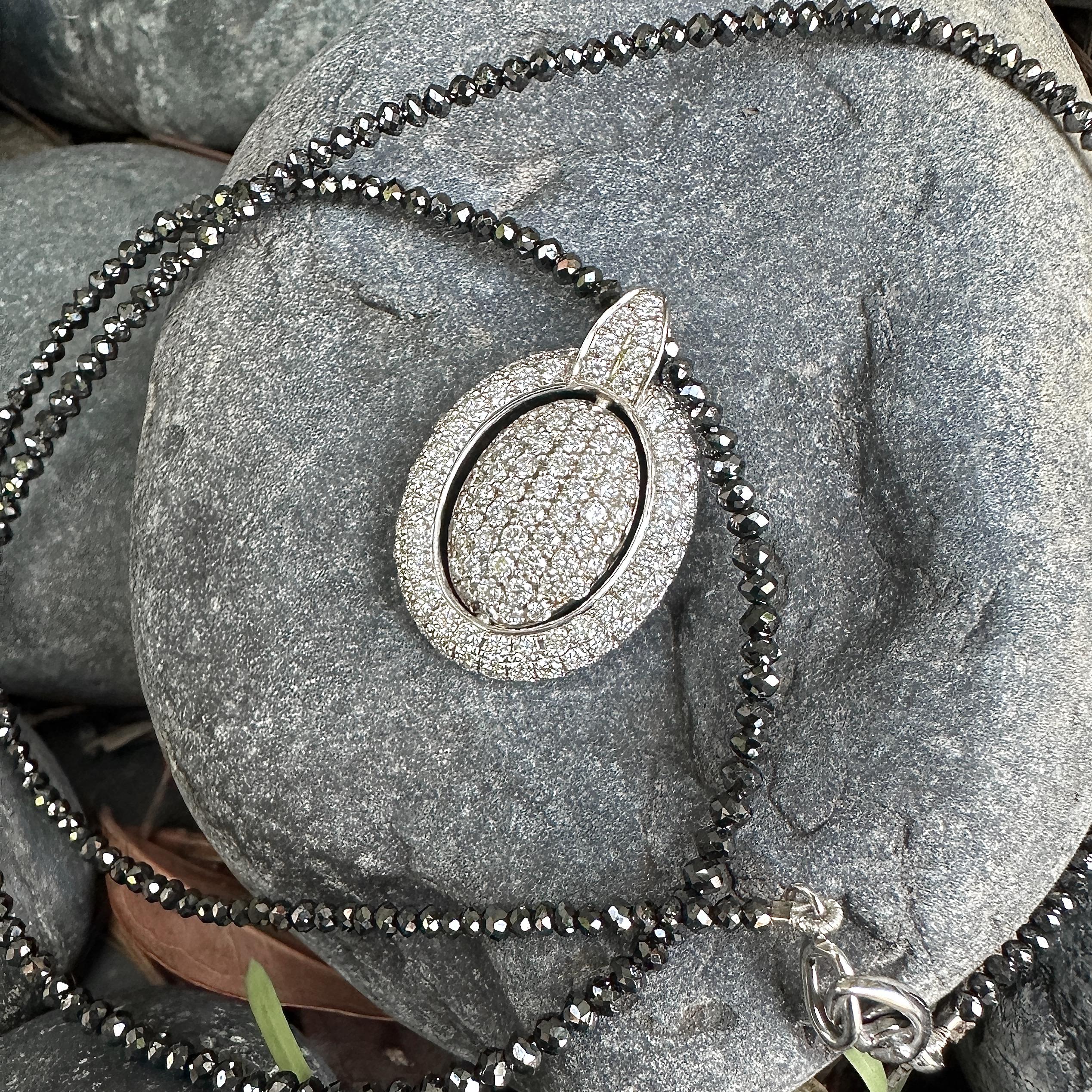 Ciondolo ovale con diamante bianco e nero centrale reversibile su catena di diamanti neri in vendita 7