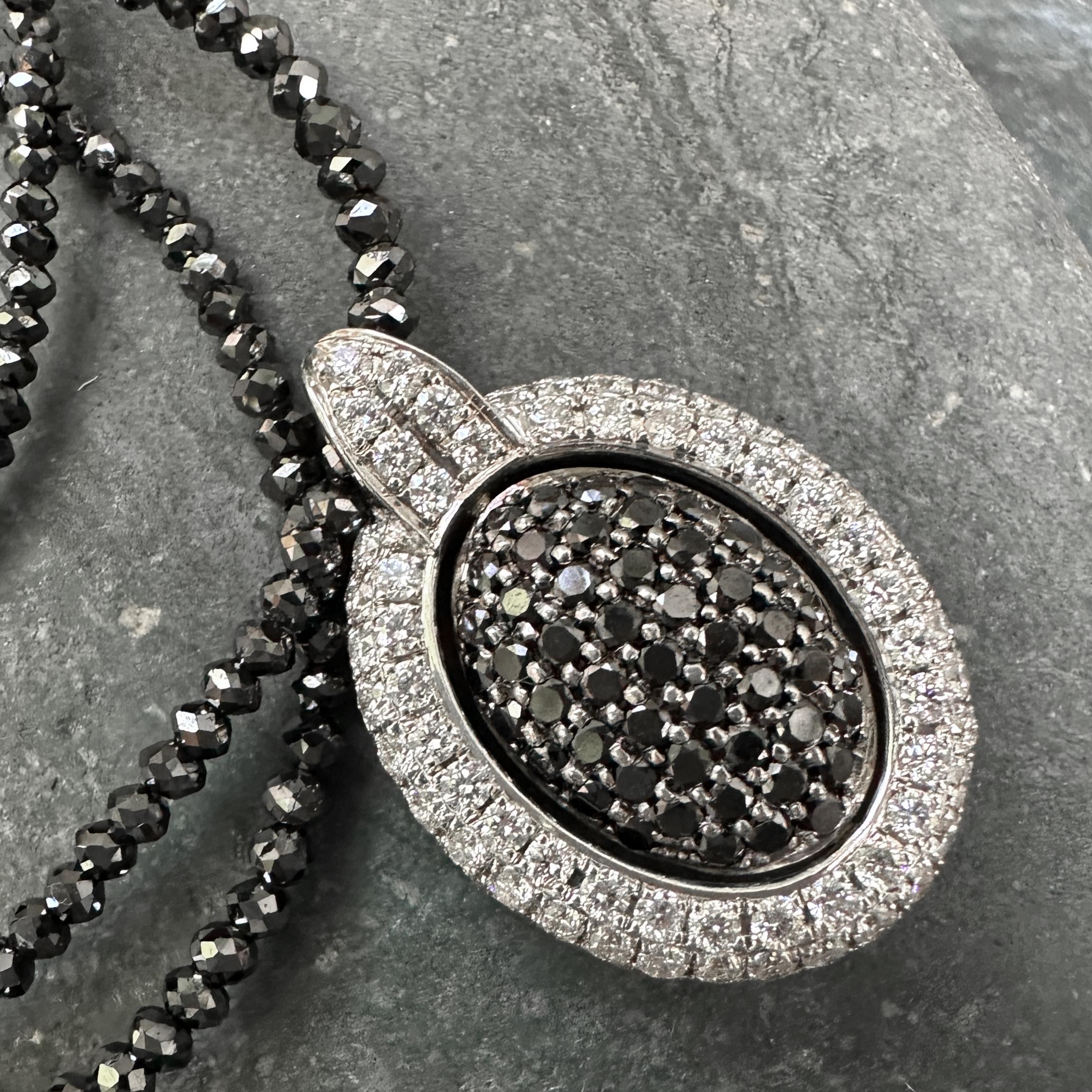 Donna Ciondolo ovale con diamante bianco e nero centrale reversibile su catena di diamanti neri in vendita
