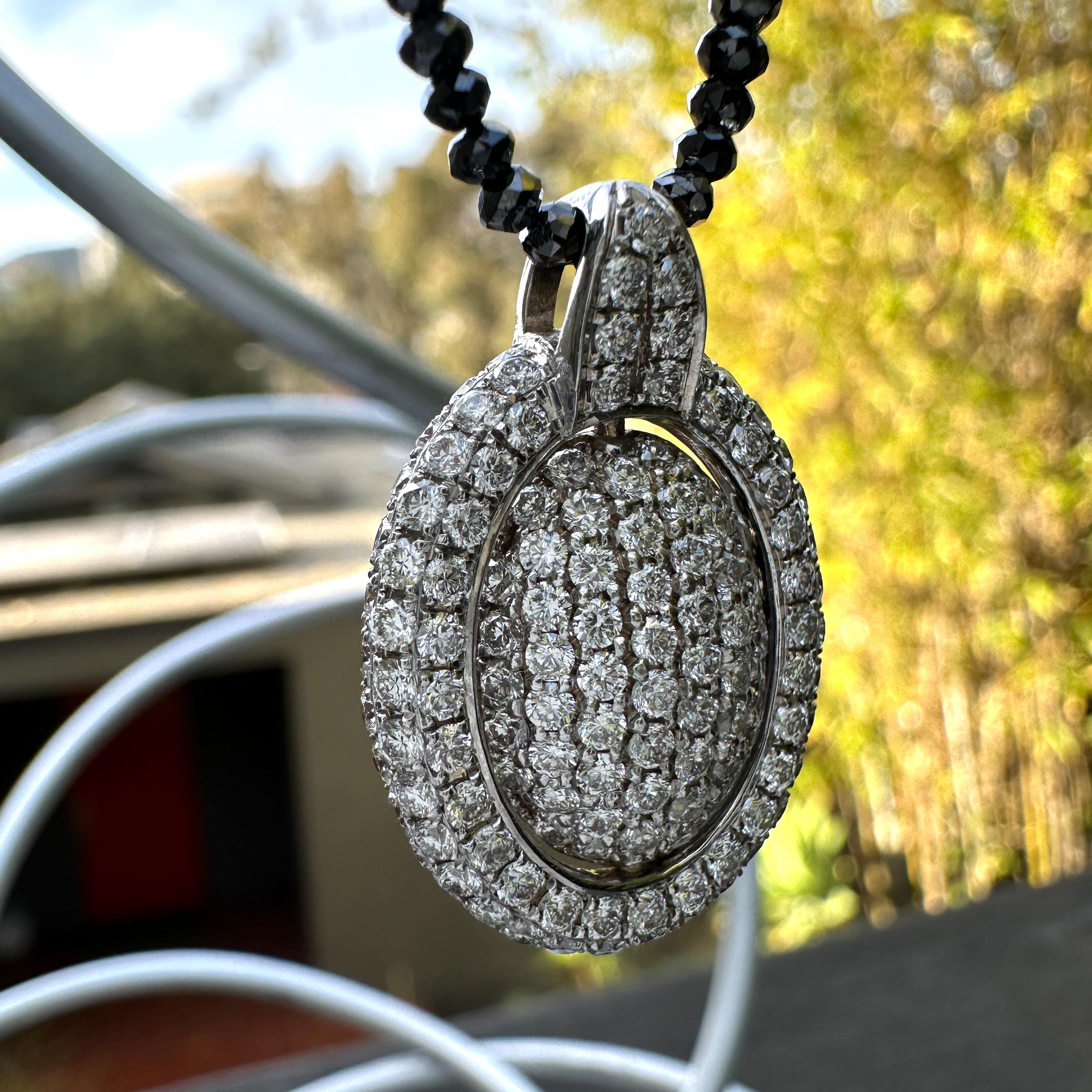 Ciondolo ovale con diamante bianco e nero centrale reversibile su catena di diamanti neri in vendita 4