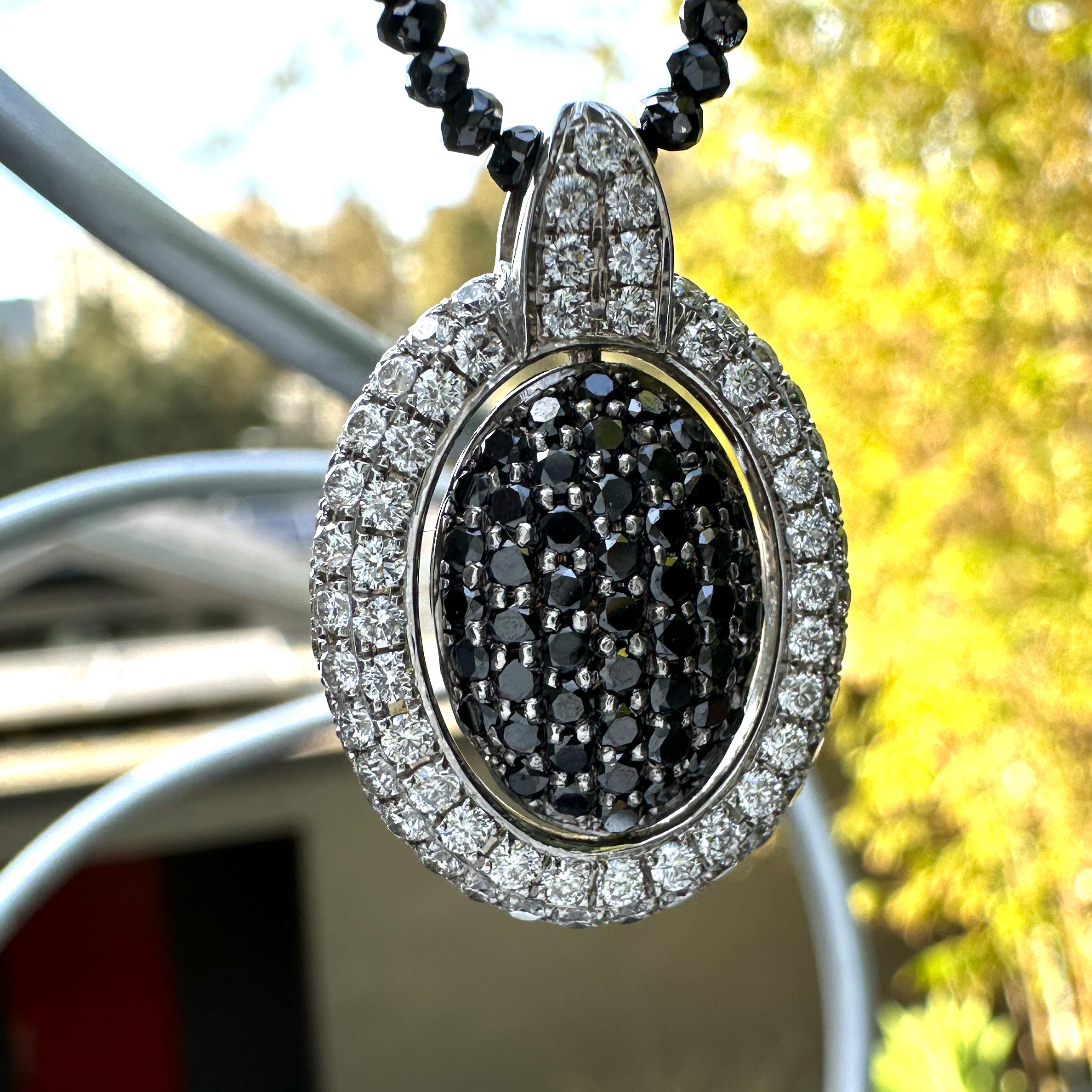 Ciondolo ovale con diamante bianco e nero centrale reversibile su catena di diamanti neri in vendita 1