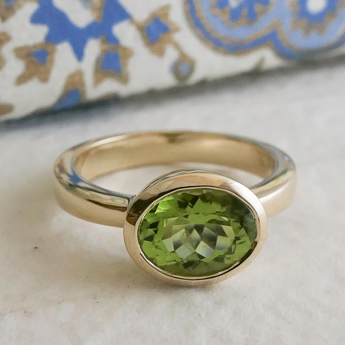 Oval Peridot 14kt Yellow Gold Ring - Size 7 For Sale 5