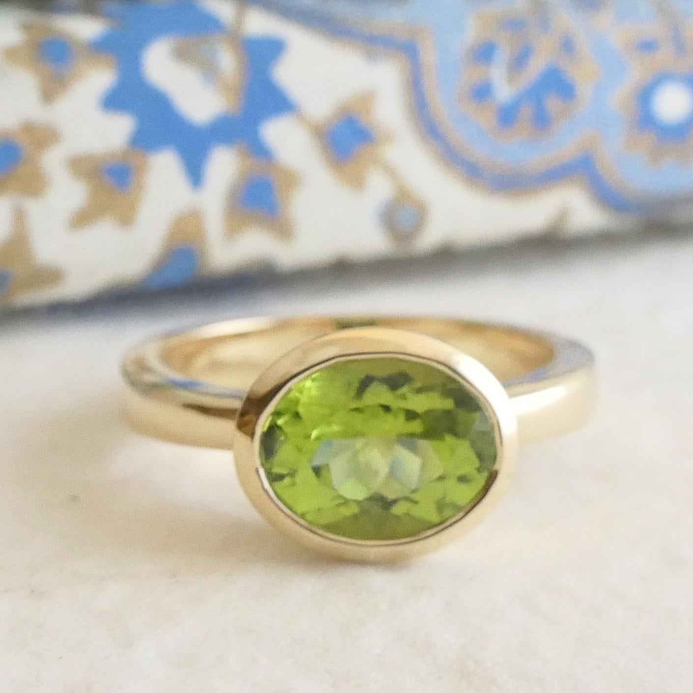 Oval Peridot 14kt Yellow Gold Ring - Size 7 For Sale 6