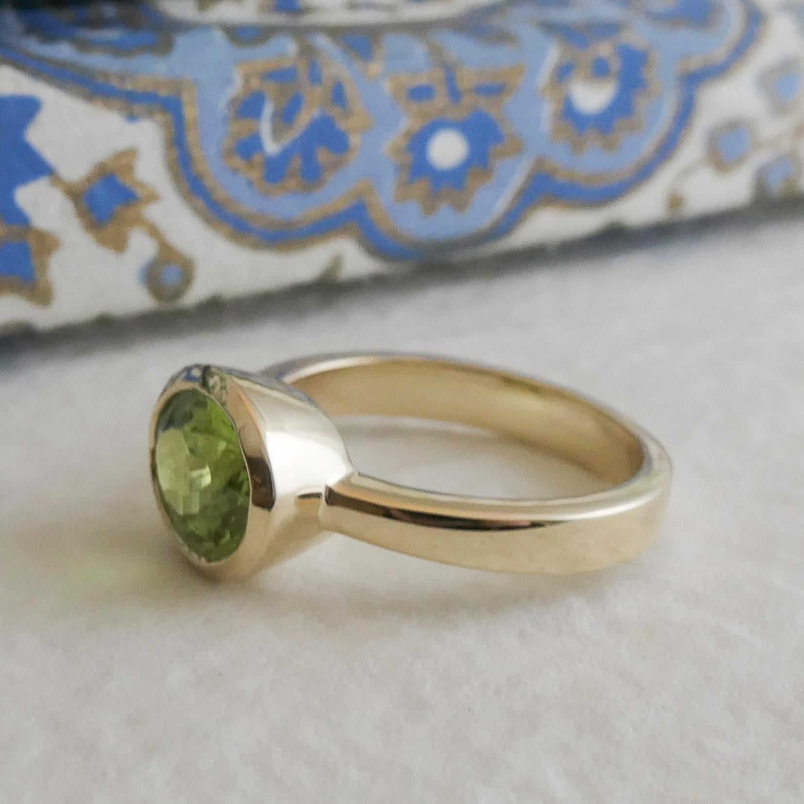 Oval Cut Oval Peridot 14kt Yellow Gold Ring - Size 7 For Sale