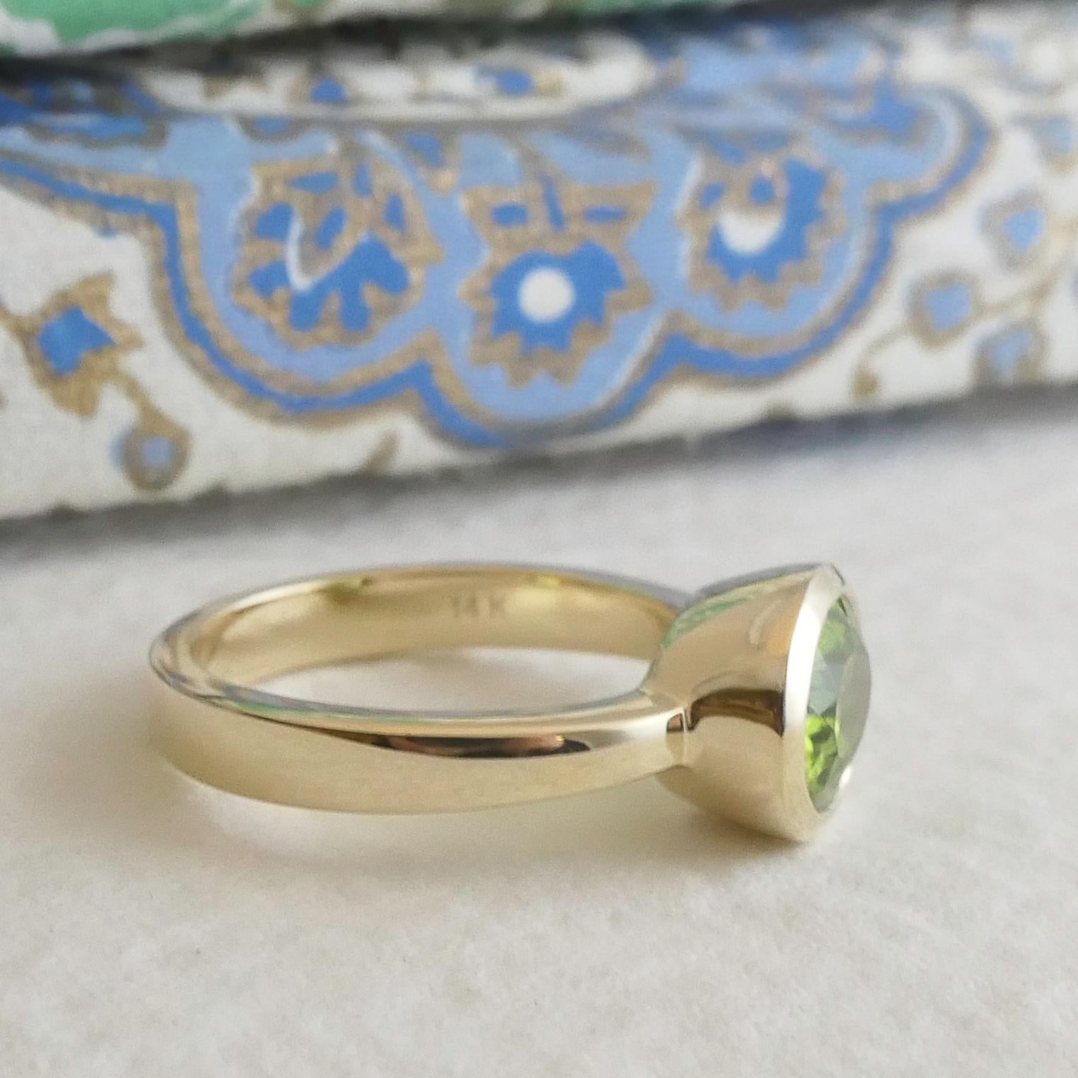 Oval Peridot 14kt Yellow Gold Ring - Size 7 In New Condition For Sale In Oslo, 03