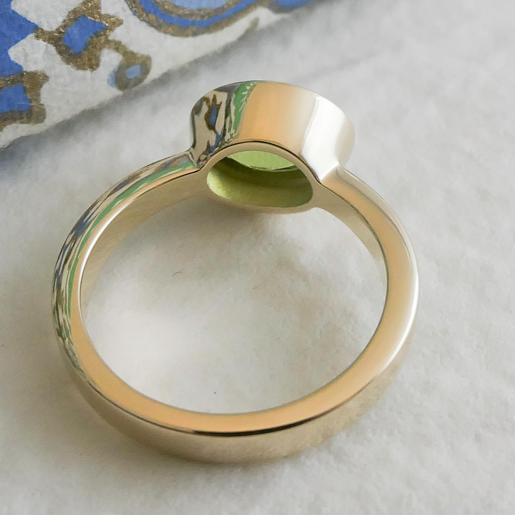 Women's Oval Peridot 14kt Yellow Gold Ring - Size 7 For Sale