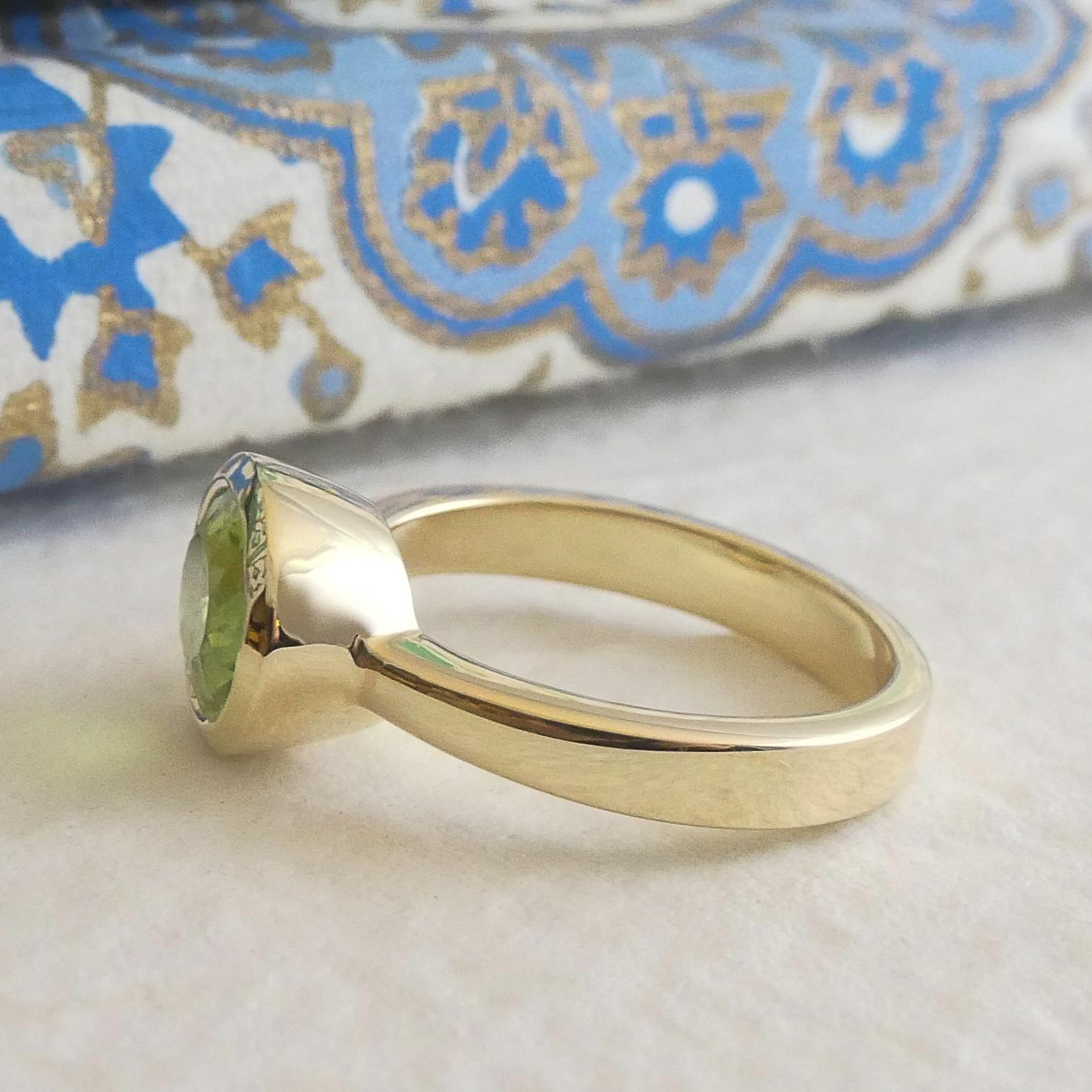Oval Peridot 14kt Yellow Gold Ring - Size 7 For Sale 1