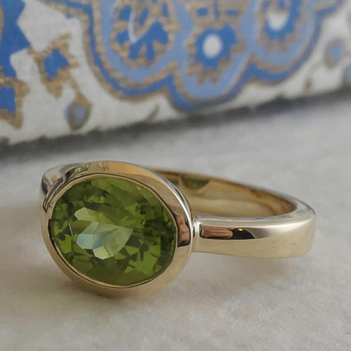 Oval Peridot 14kt Yellow Gold Ring - Size 7 For Sale 2