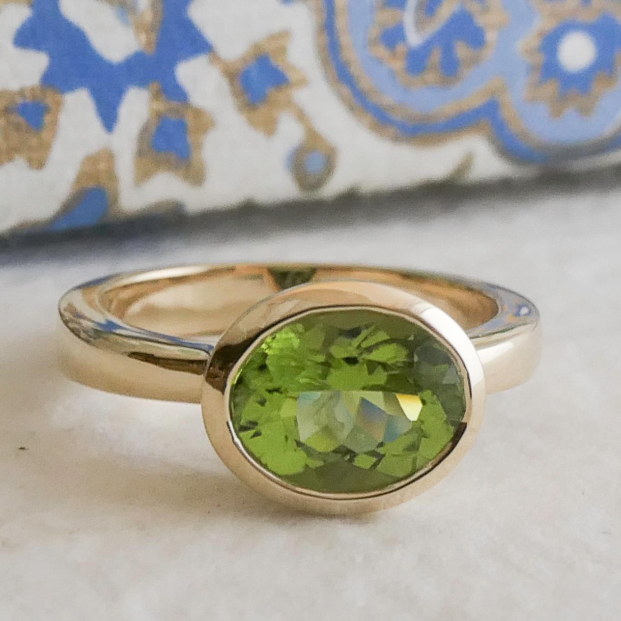Oval Peridot 14kt Yellow Gold Ring - Size 7 For Sale 3