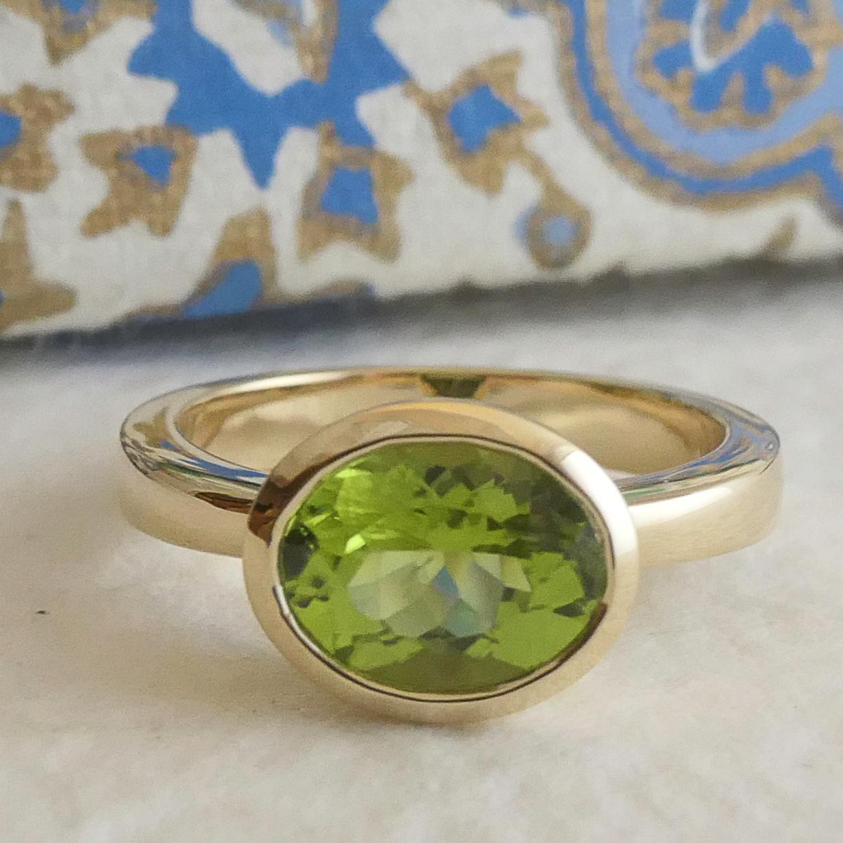Oval Peridot 14kt Yellow Gold Ring - Size 7 For Sale 4