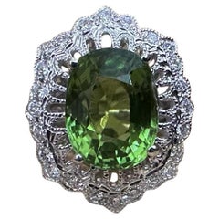Bague cocktail en platine avec péridot ovale de 7,39 carats et diamants
