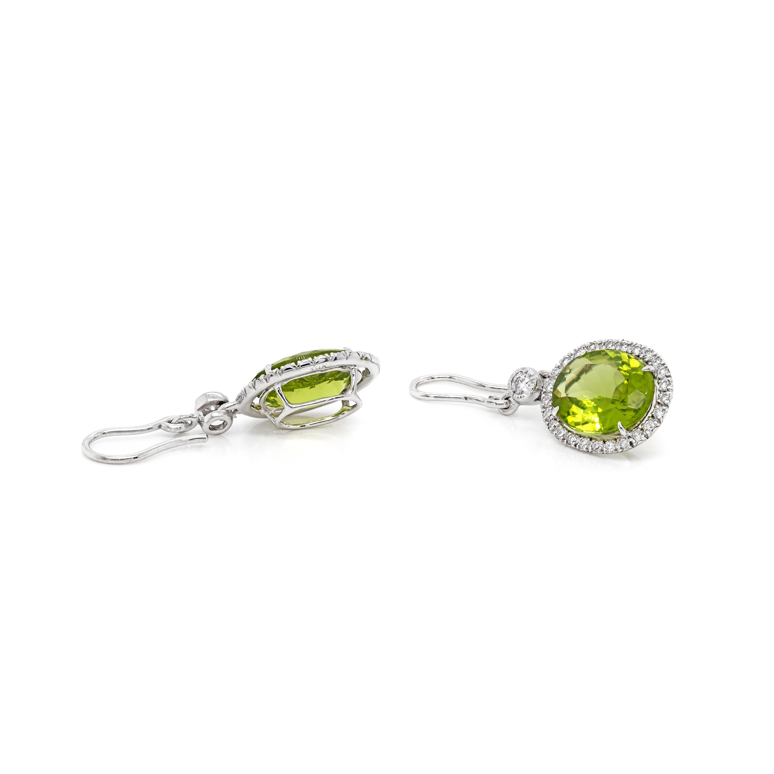 Ovaler Peridot und Diamant 18 Karat Weißgold Tropfenohrring (Ovalschliff) im Angebot