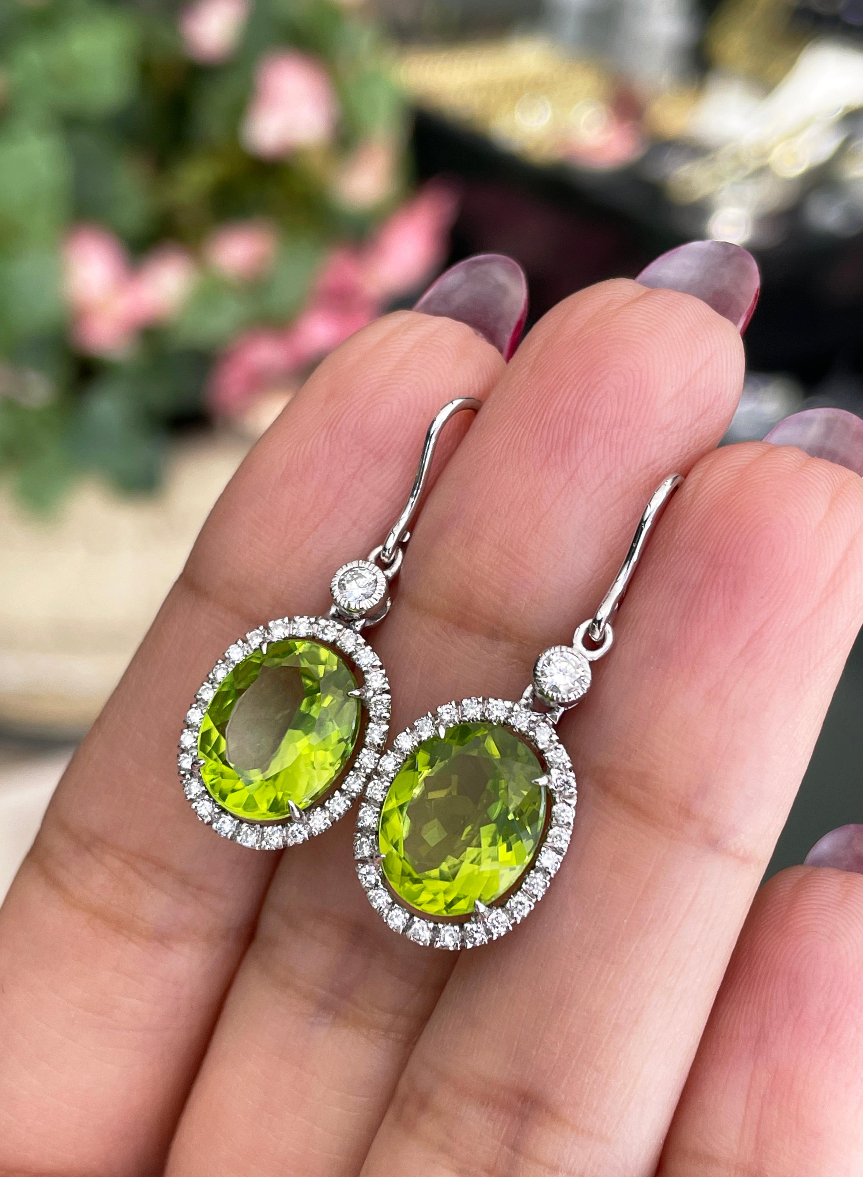 Ovaler Peridot und Diamant 18 Karat Weißgold Tropfenohrring im Zustand „Neu“ im Angebot in London, GB