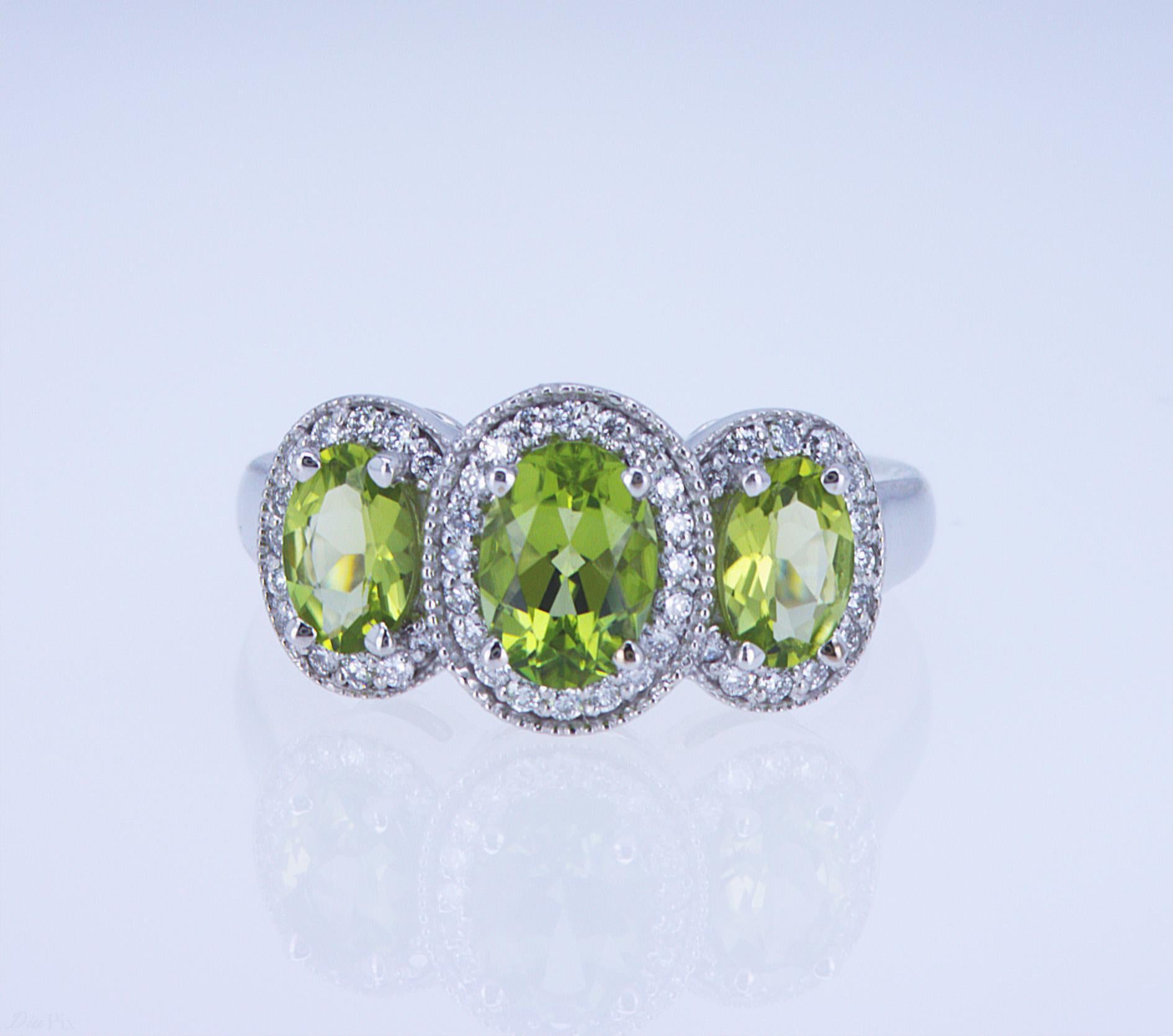 En vente :  Bague ovale à 3 pierres en péridot et diamant 5