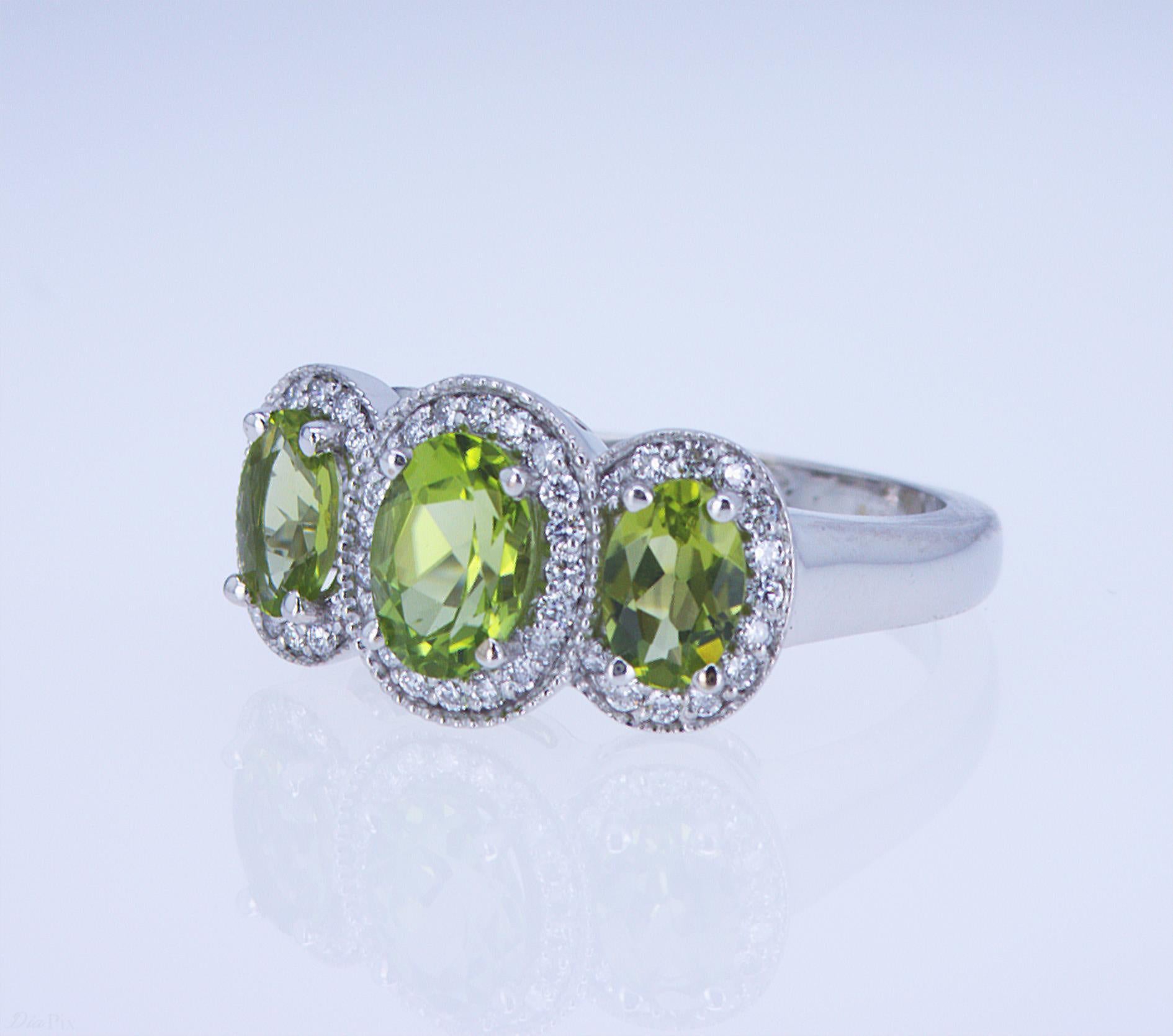 En vente :  Bague ovale à 3 pierres en péridot et diamant 7