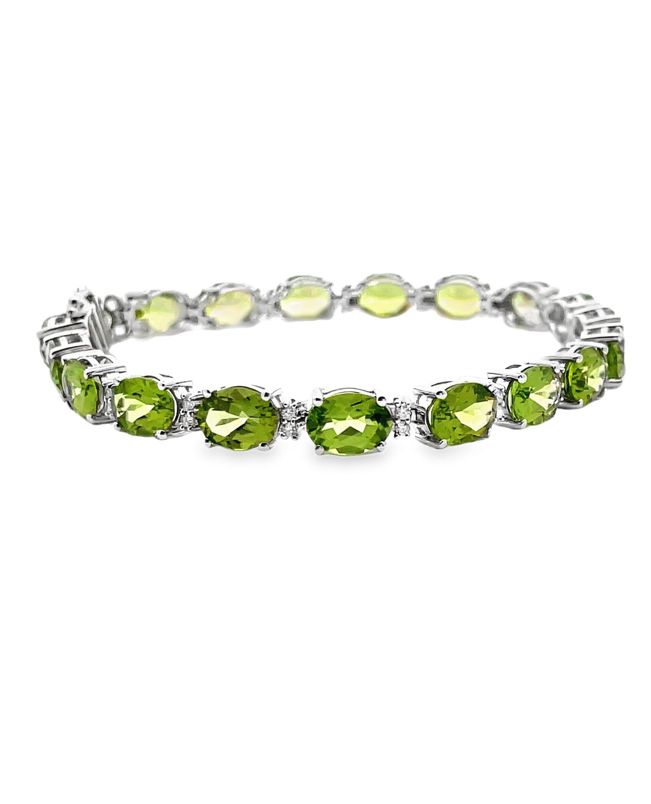 Oval Peridot and Diamond Bracelet Prong Set in 14K White Gold with Safety Latch Contemporáneo en venta