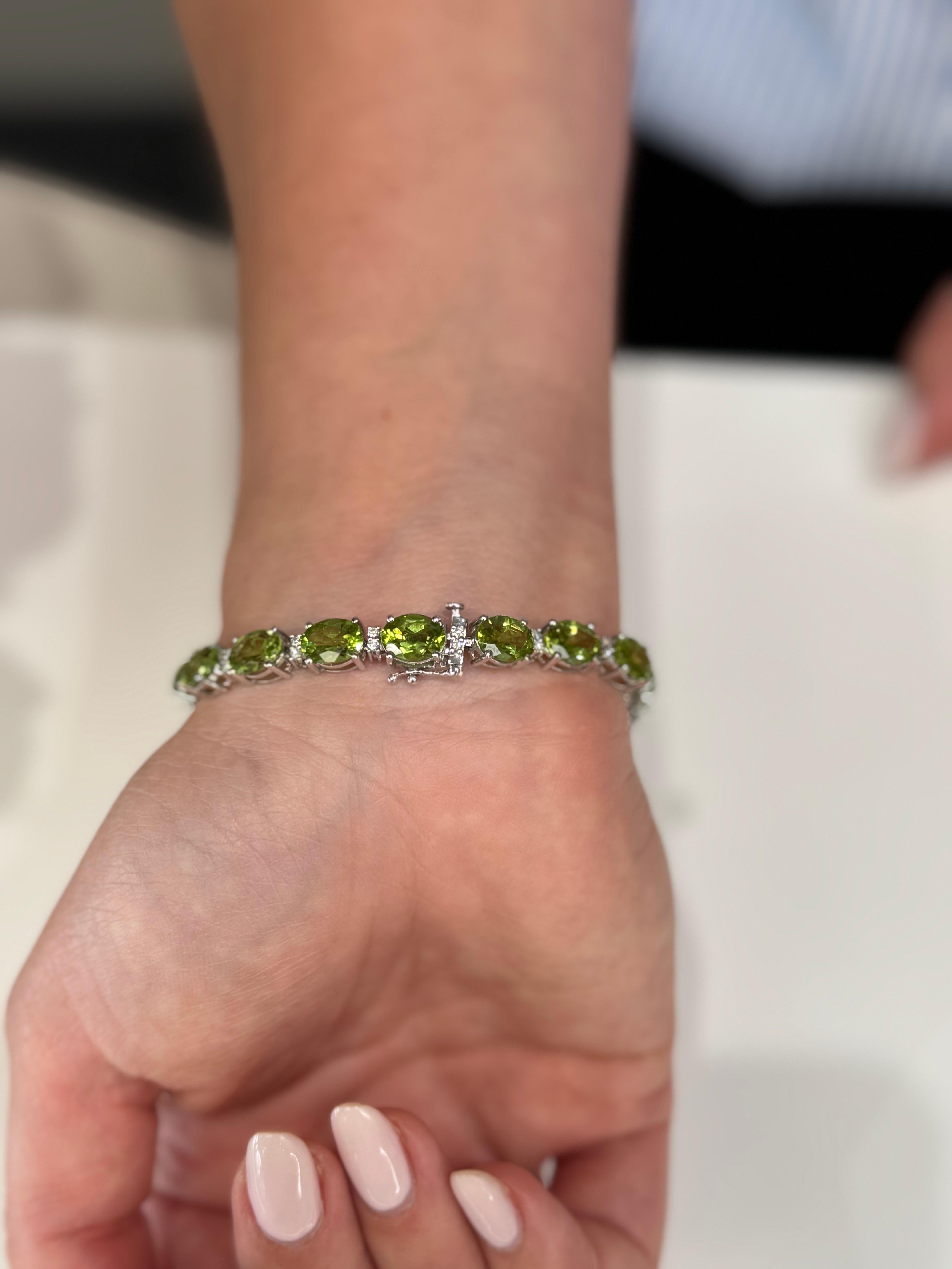 Oval Peridot and Diamond Bracelet Prong Set in 14K White Gold with Safety Latch Corte mixto en venta
