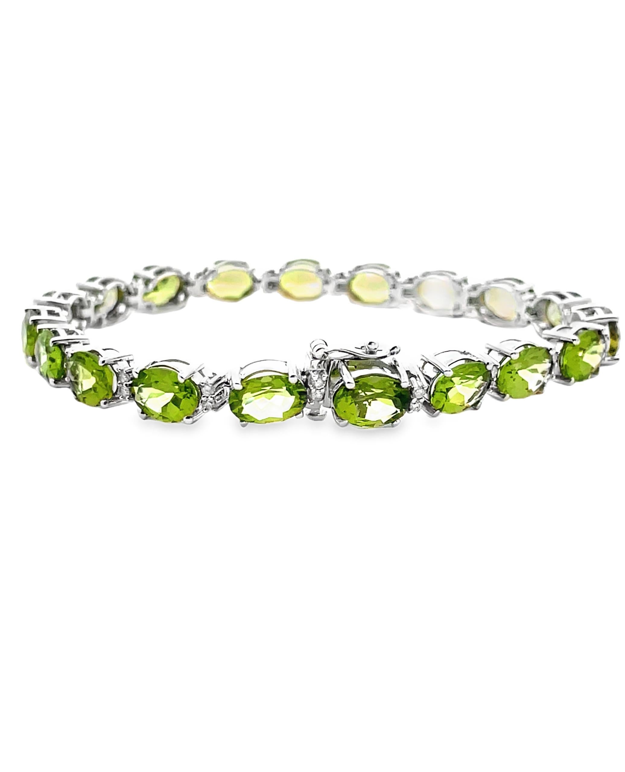 Oval Peridot and Diamond Bracelet Prong Set in 14K White Gold with Safety Latch en Nuevo estado para la venta en Old Tappan, NJ