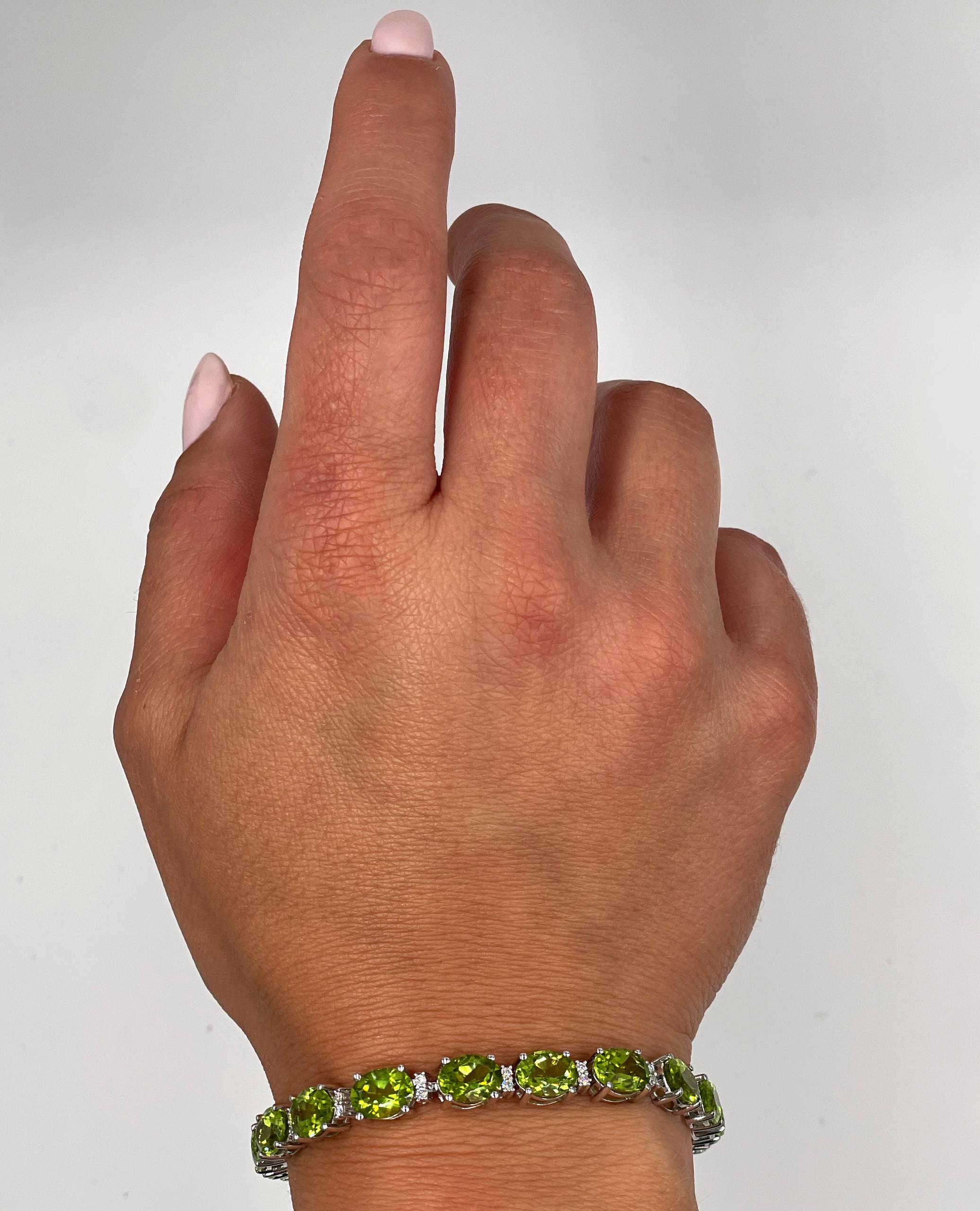 Oval Peridot and Diamond Bracelet Prong Set in 14K White Gold with Safety Latch en venta 1