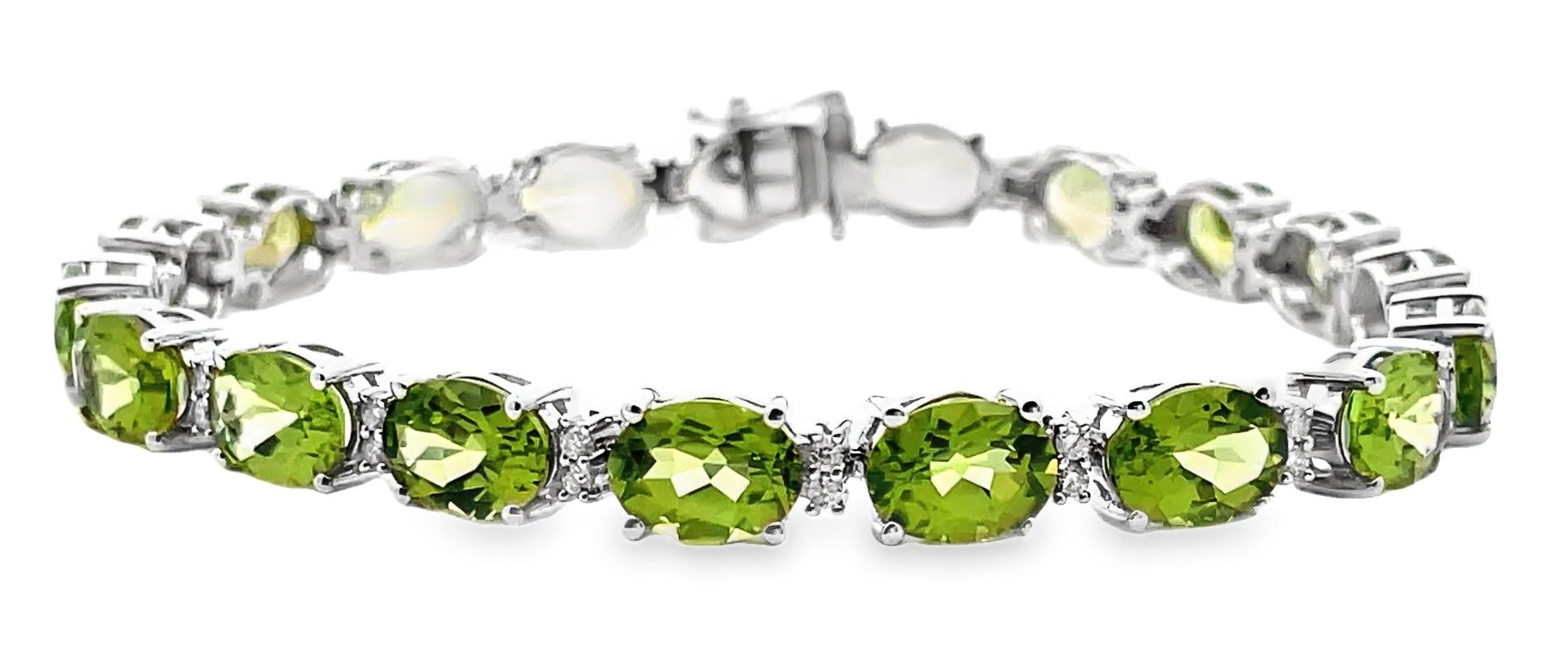 Oval Peridot and Diamond Bracelet Prong Set in 14K White Gold with Safety Latch en venta 2