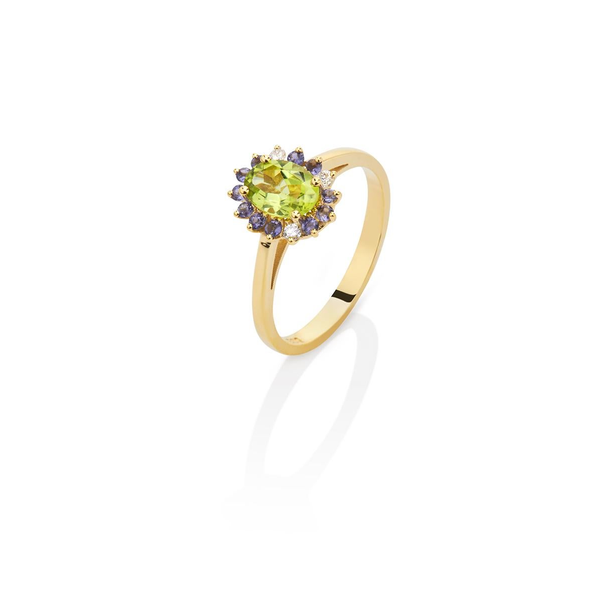 Anello a grappolo ovale con peridoto verde, iolite blu e diamanti taglio Brilliante in oro giallo 18Kt
Il peridoto è accuratamente incastonato in quattro griffe d'oro giallo, mentre la iolite e i diamanti taglio brillante che circondano la