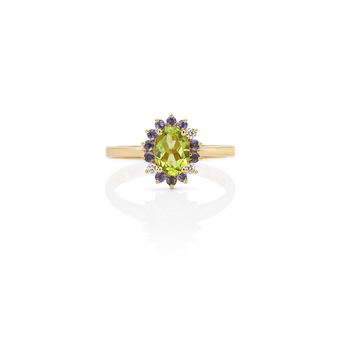 Moderno Anello a grappolo di peridoto ovale con iolite e diamanti taglio Brilliante in oro giallo 18Kt in vendita