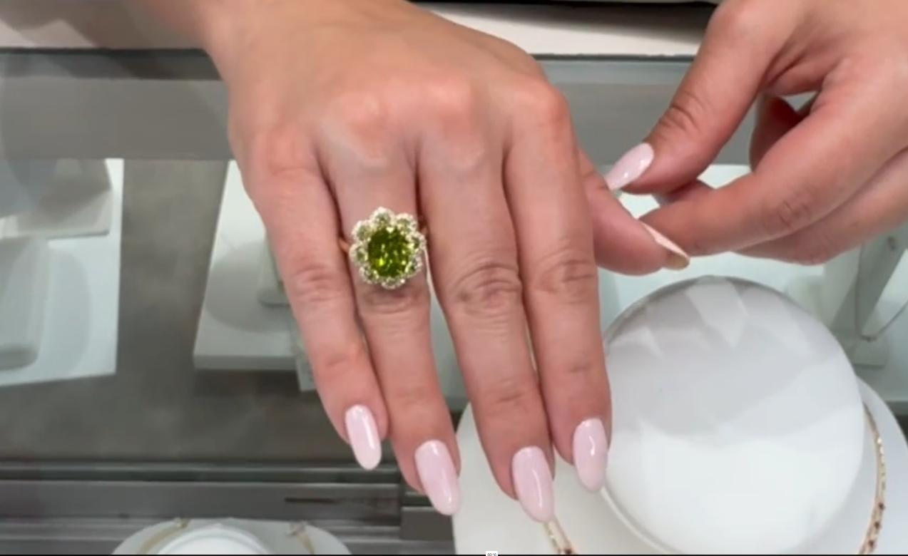 Oval Peridot Flower Ring in 14K Yellow Gold with Diamonds en venta 4