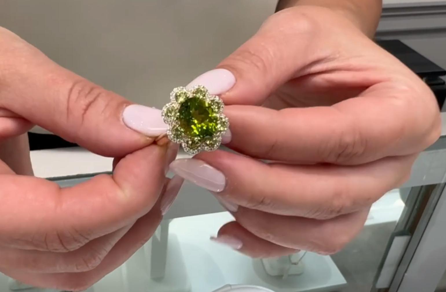 Oval Peridot Flower Ring in 14K Yellow Gold with Diamonds en venta 5