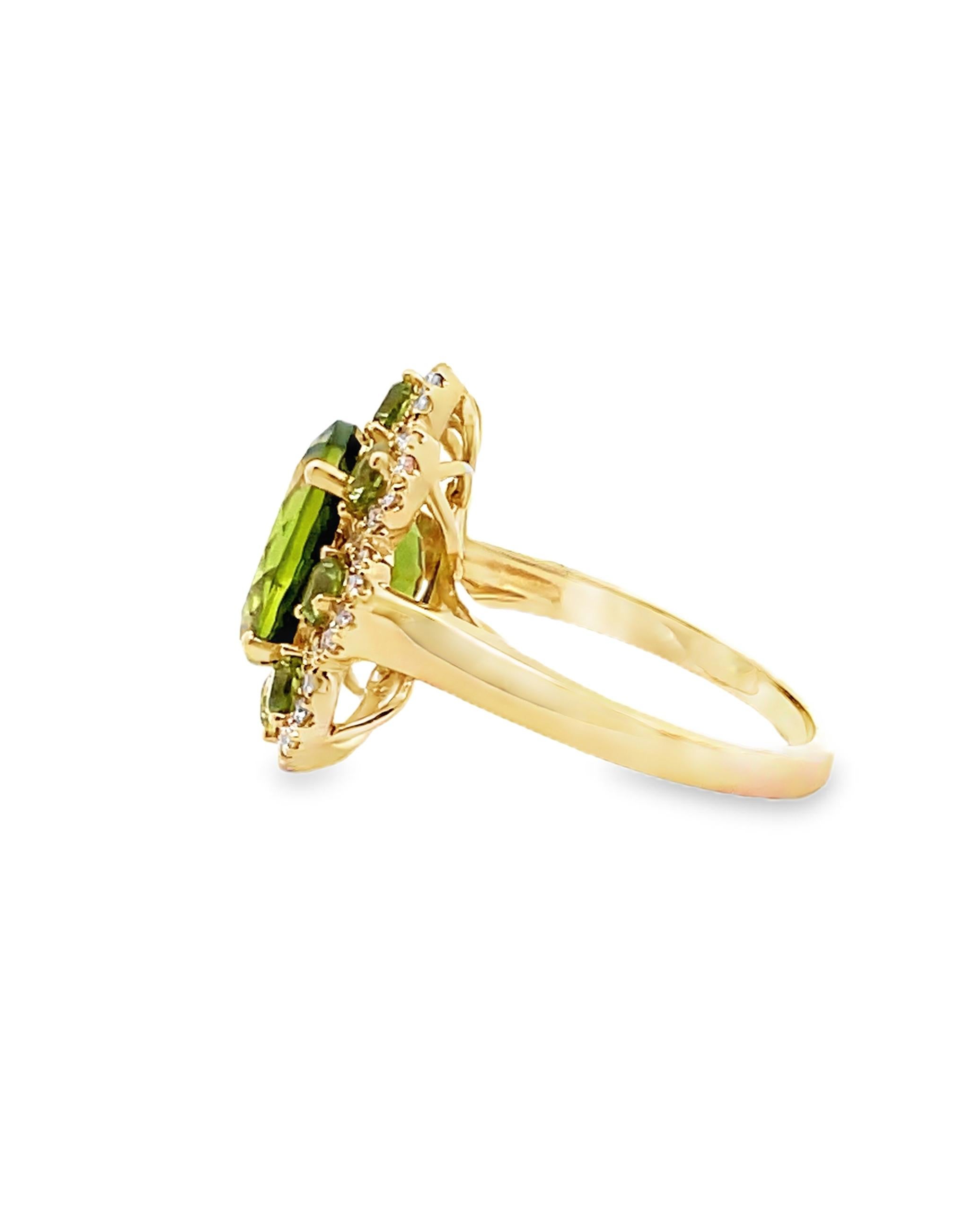 Oval Peridot Flower Ring in 14K Yellow Gold with Diamonds Contemporáneo en venta