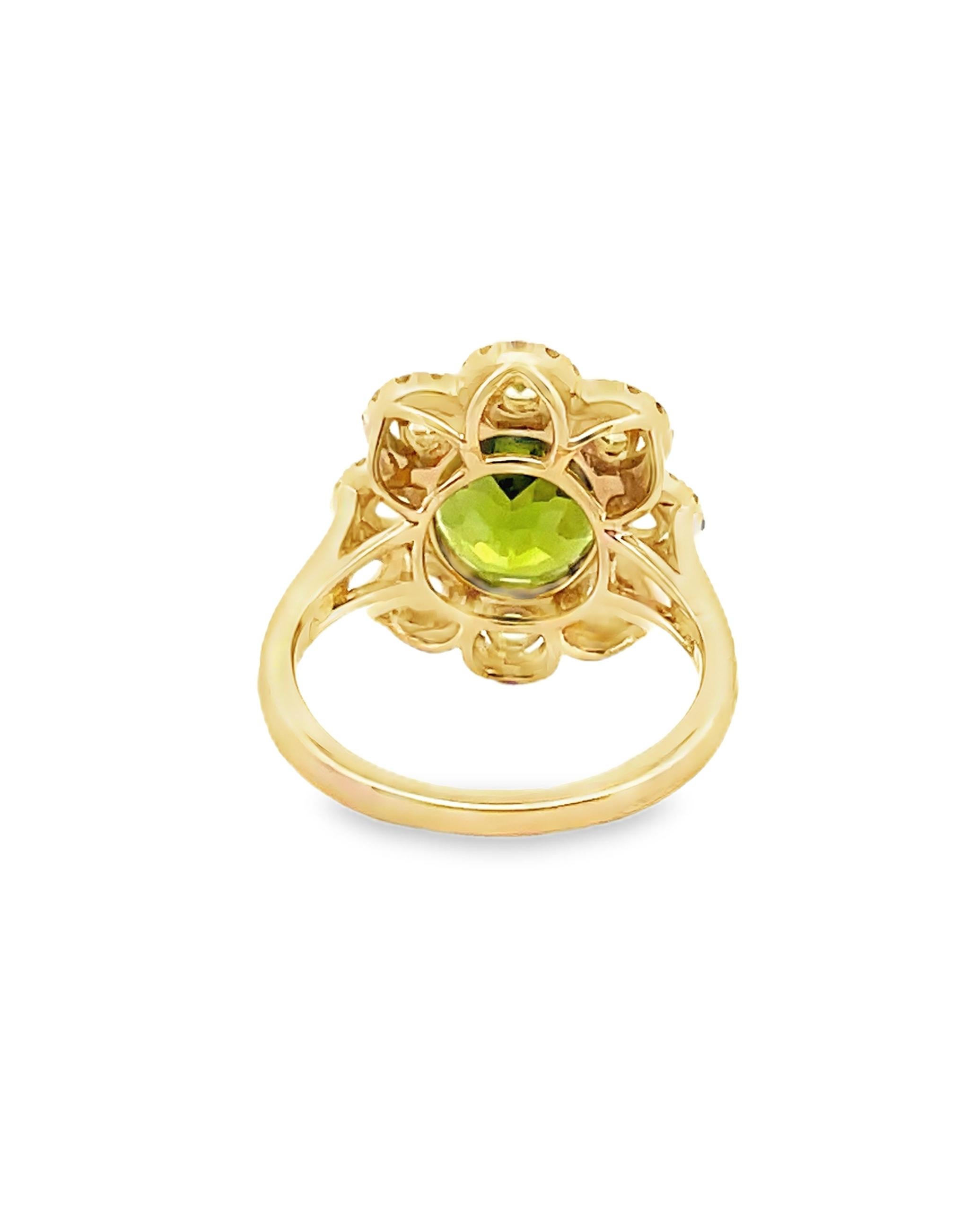 Oval Peridot Flower Ring in 14K Yellow Gold with Diamonds Corte mixto en venta