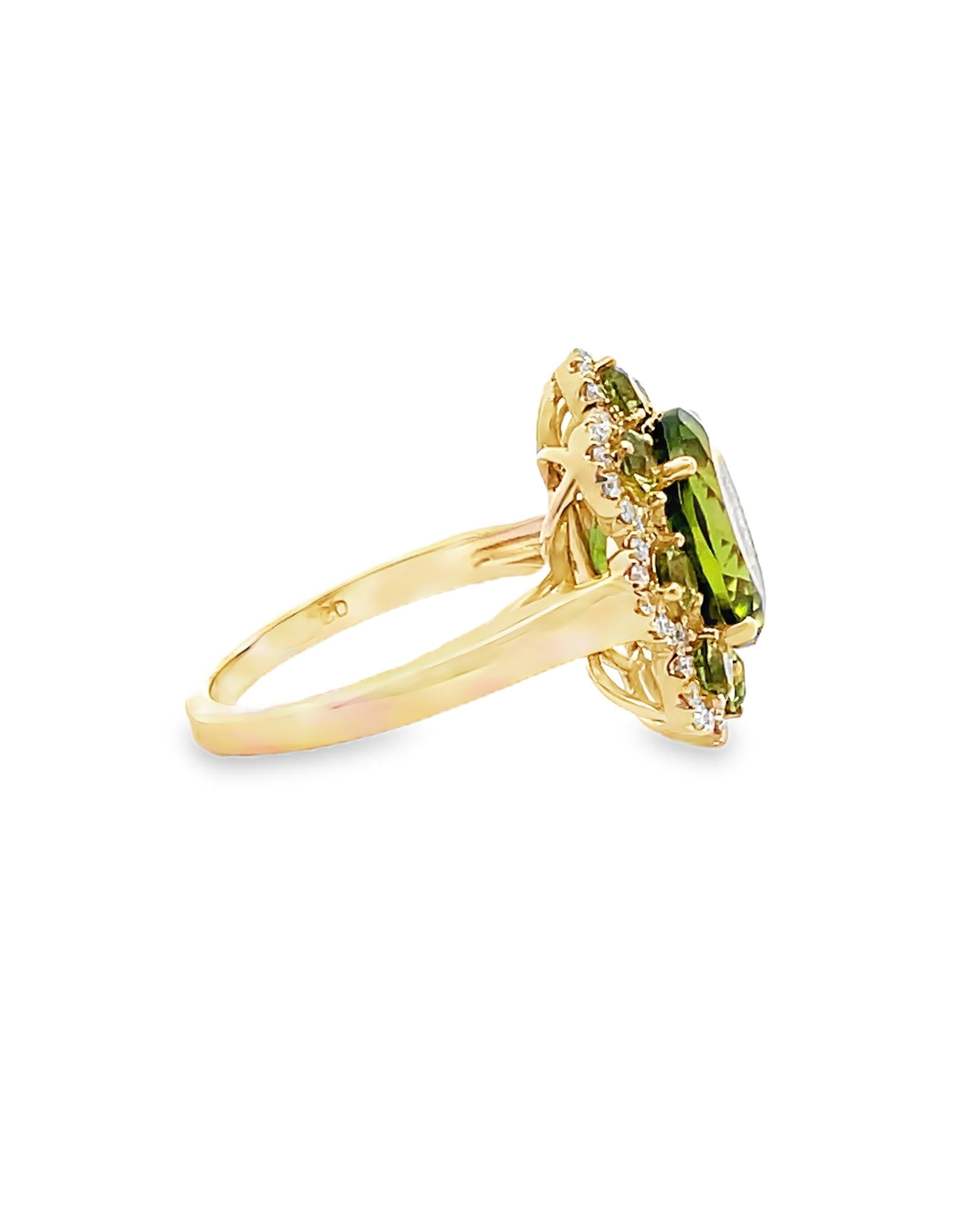 Oval Peridot Flower Ring in 14K Yellow Gold with Diamonds en Nuevo estado para la venta en Old Tappan, NJ