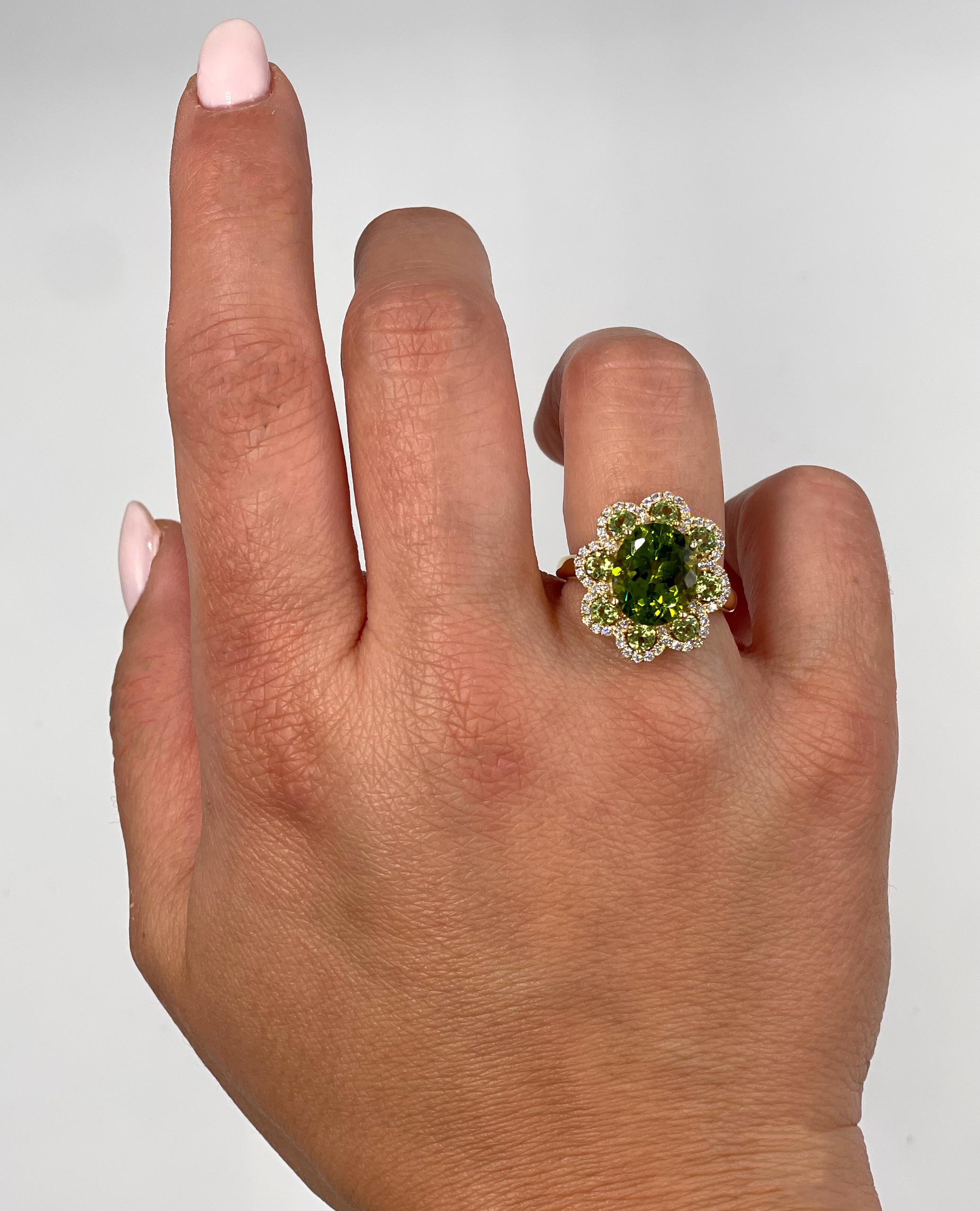De las mujeres Oval Peridot Flower Ring in 14K Yellow Gold with Diamonds en venta
