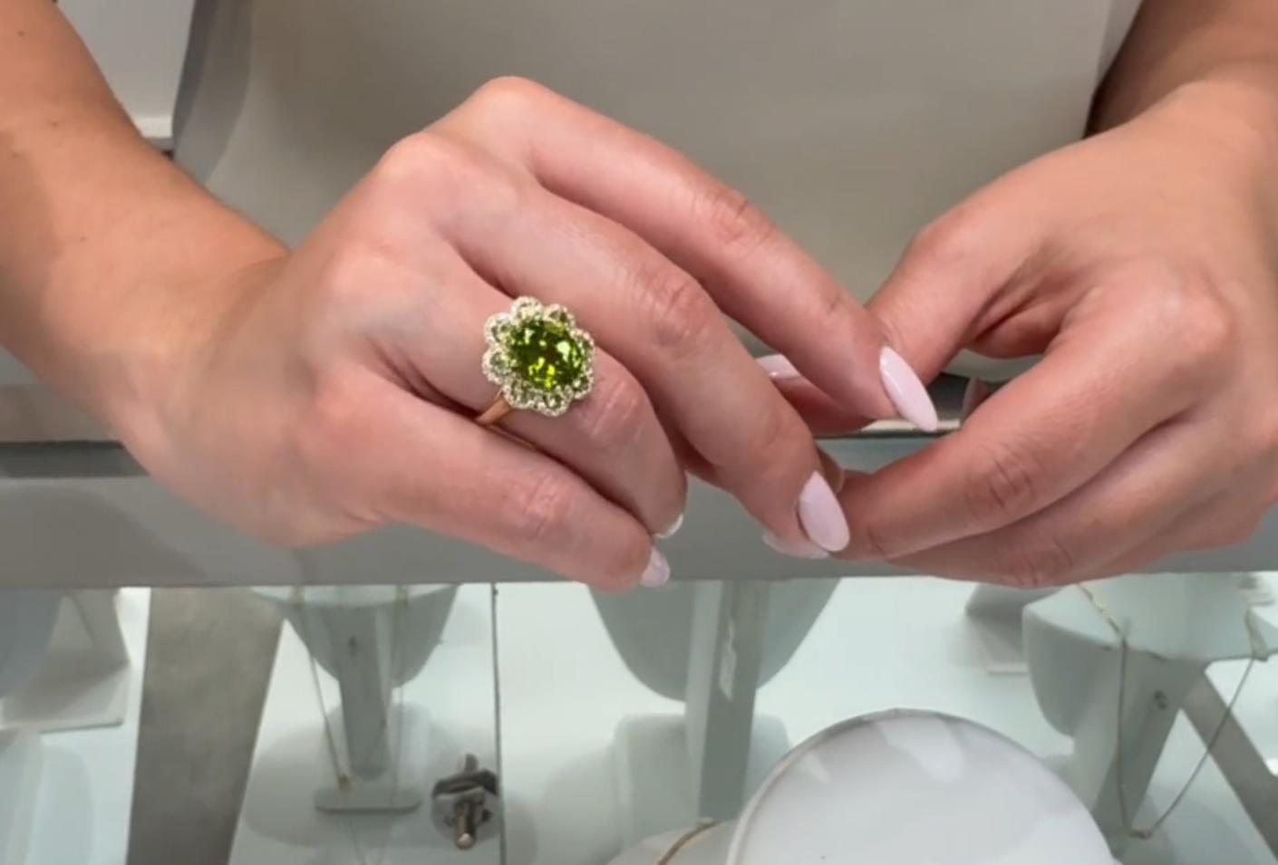 Oval Peridot Flower Ring in 14K Yellow Gold with Diamonds en venta 1