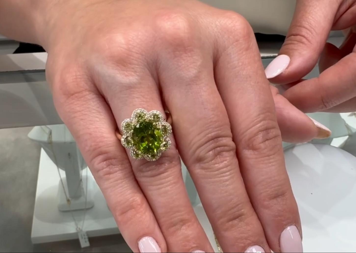 Oval Peridot Flower Ring in 14K Yellow Gold with Diamonds en venta 2
