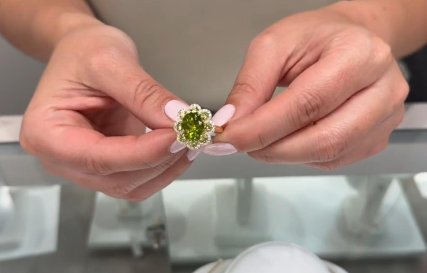 Oval Peridot Flower Ring in 14K Yellow Gold with Diamonds en venta 3