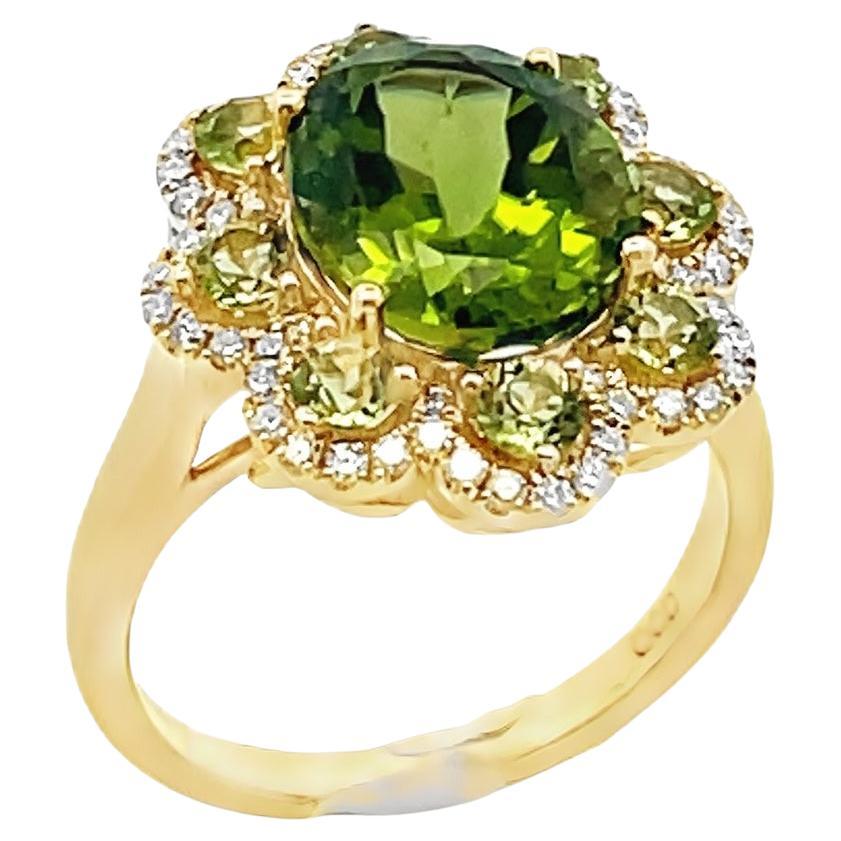 Oval Peridot Flower Ring in 14K Yellow Gold with Diamonds en venta