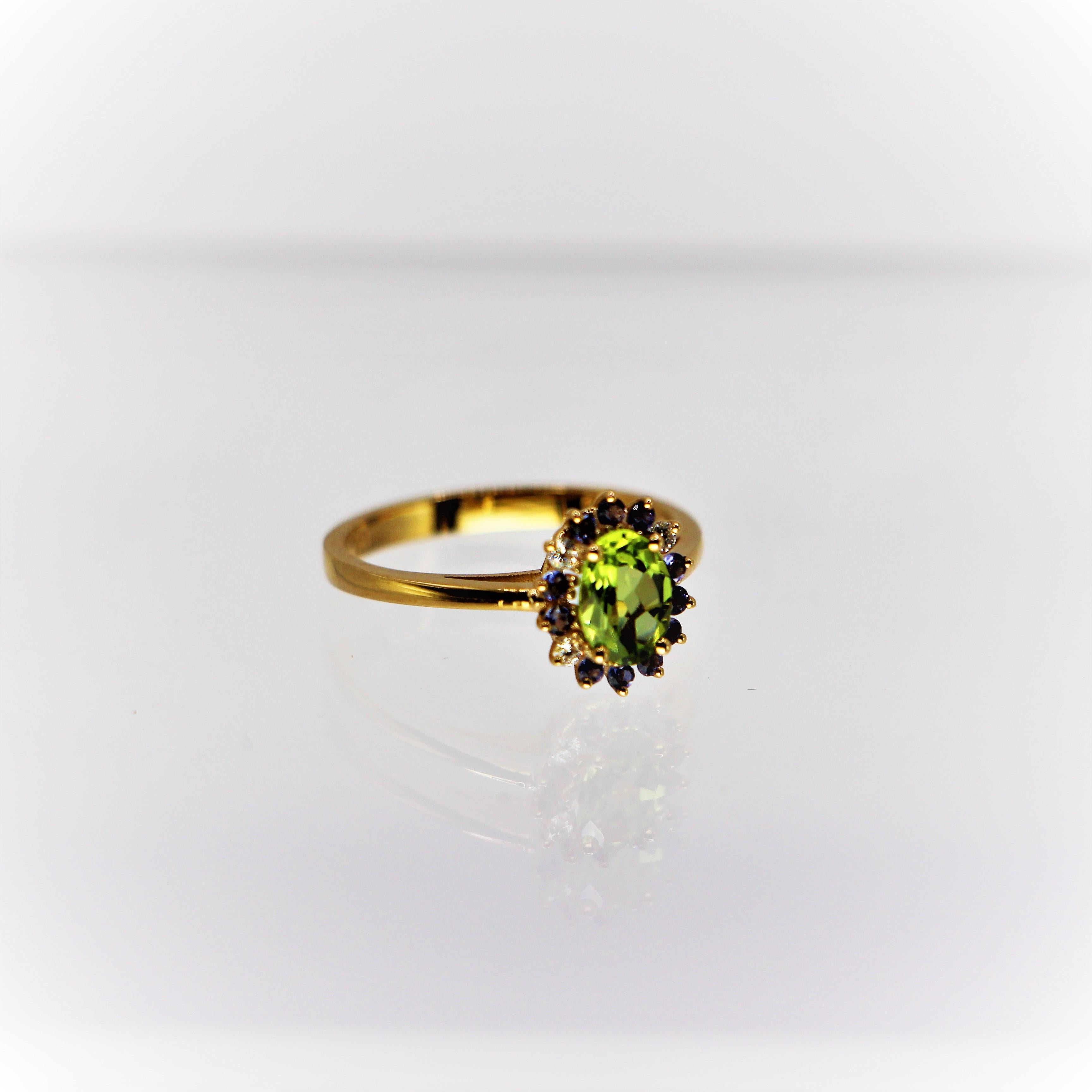 Neoclassical Oval Peridot Green Iolite blue and Diamonds Cluster Ring in 18 carat Yellow Gold For Sale