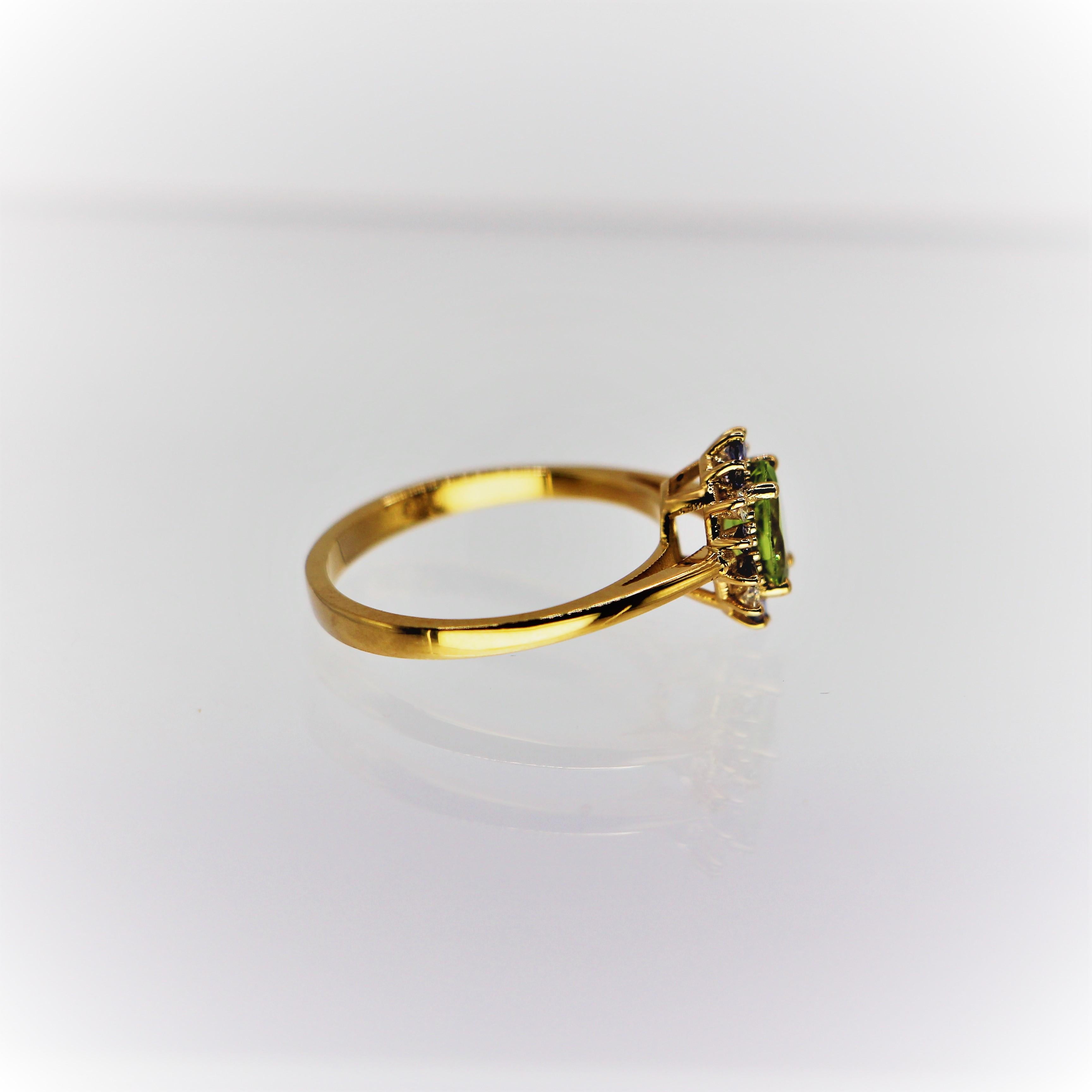 Ovaler Peridot-Cluster-Ring aus 18 Karat Gelbgold mit grünem Iolith und Diamanten (Ovalschliff) im Angebot