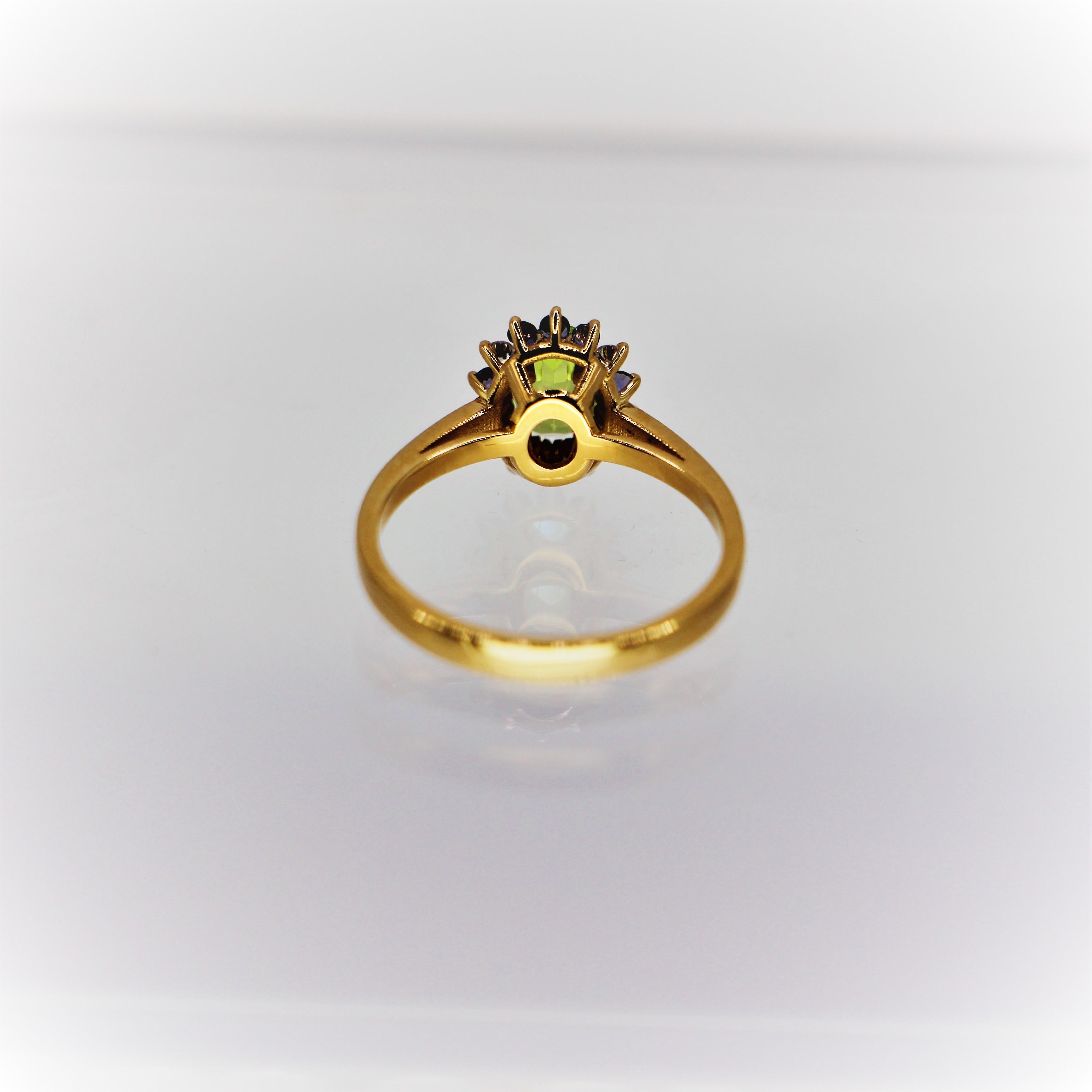 Ovaler Peridot-Cluster-Ring aus 18 Karat Gelbgold mit grünem Iolith und Diamanten im Zustand „Neu“ im Angebot in Athens, GR