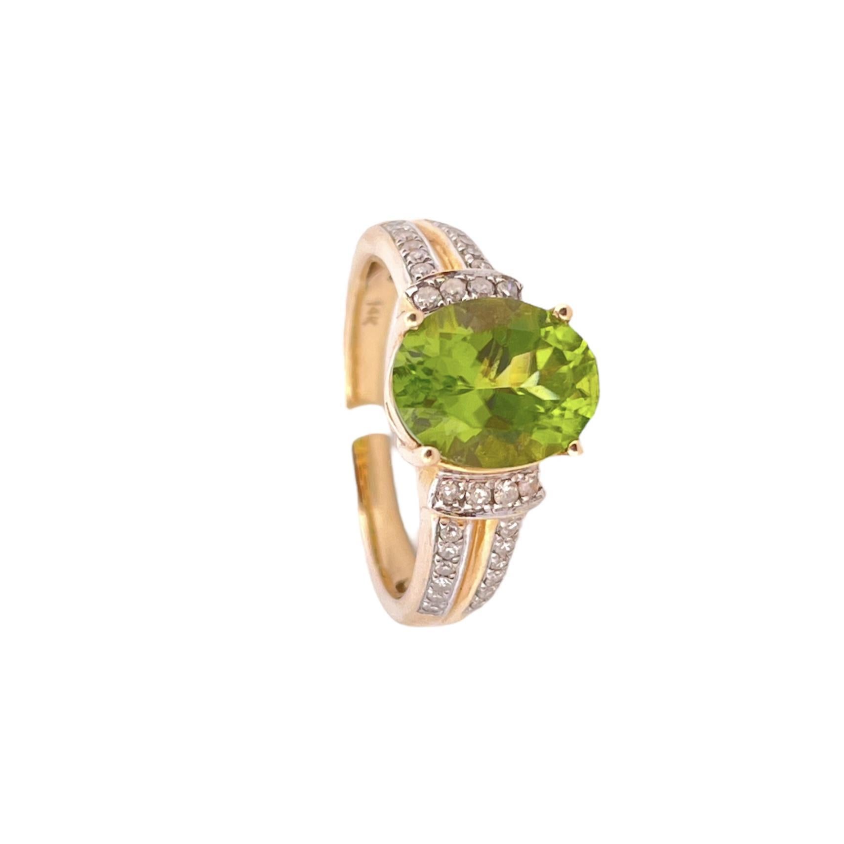 Erhöhen Sie Ihre Schmucksammlung mit diesem exquisiten Oval Peridot Ring, der einen atemberaubenden ovalen Peridot-Edelstein und funkelnde Diamantakzente mit einem Gesamtkaratgewicht (TCW) von 0,40 aufweist. Dieser aus luxuriösem 14-karätigem