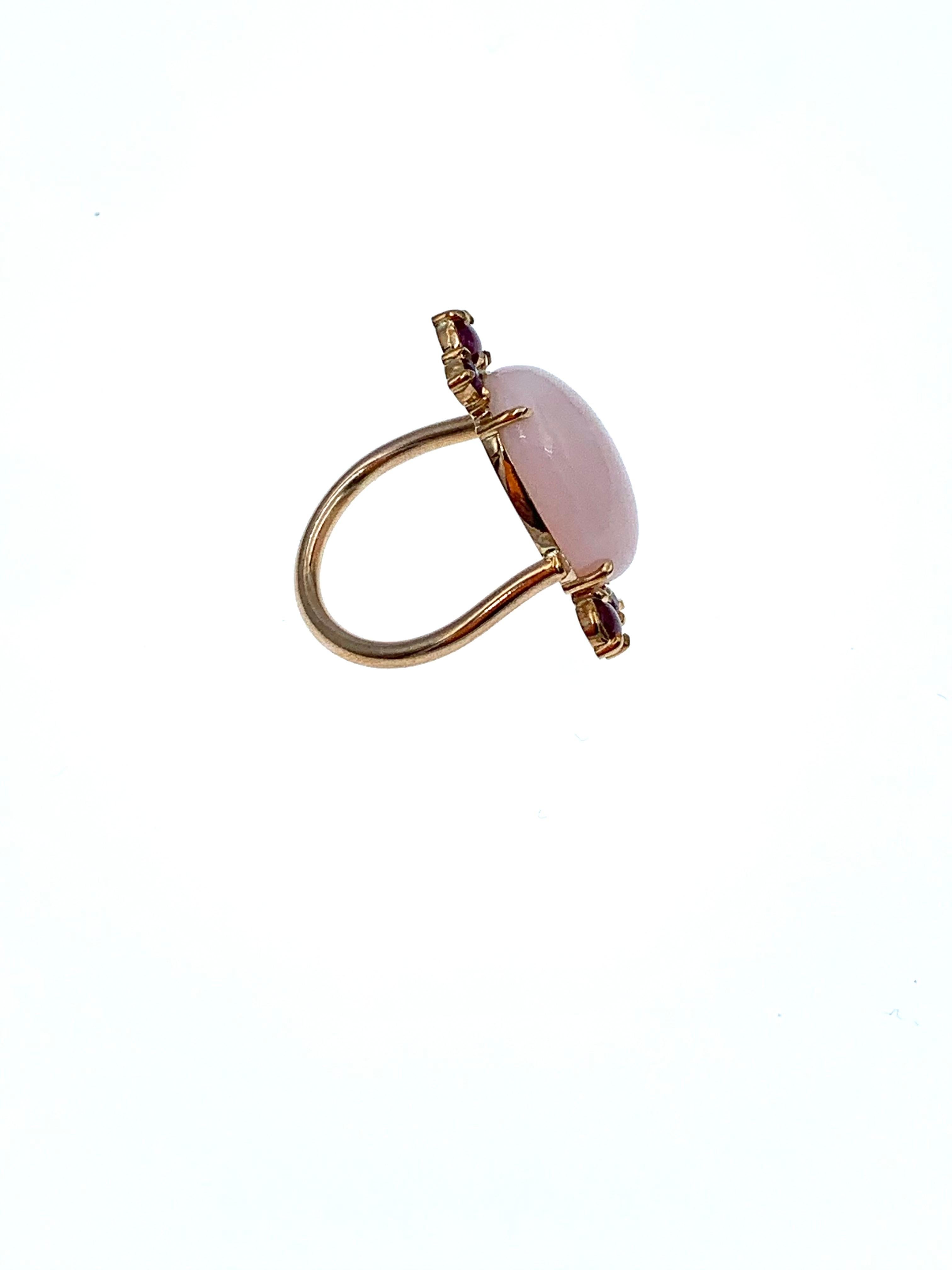 Dieser handgefertigte Ring aus 9 Karat Roségold besteht aus einem ovalen, rosafarbenen peruanischen Opal-Cabochon, sechs Rubinen: zwei ovale Cabochons, zwei facettierte Birnen und zwei facettierte runde Rubine. Ideal für jede Party, aber auch zum