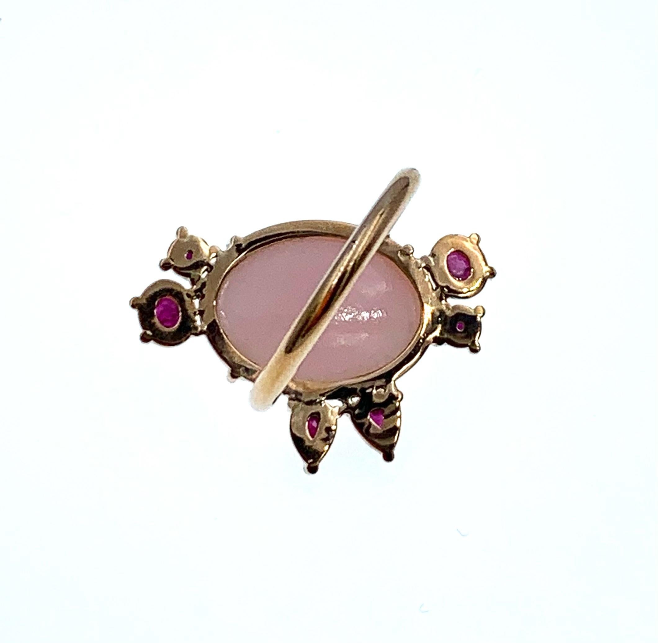 Ovaler peruanischer rosa Opal-Cabochon mit Rubin-Akzenten aus Roségold Cocktailring (Zeitgenössisch) im Angebot