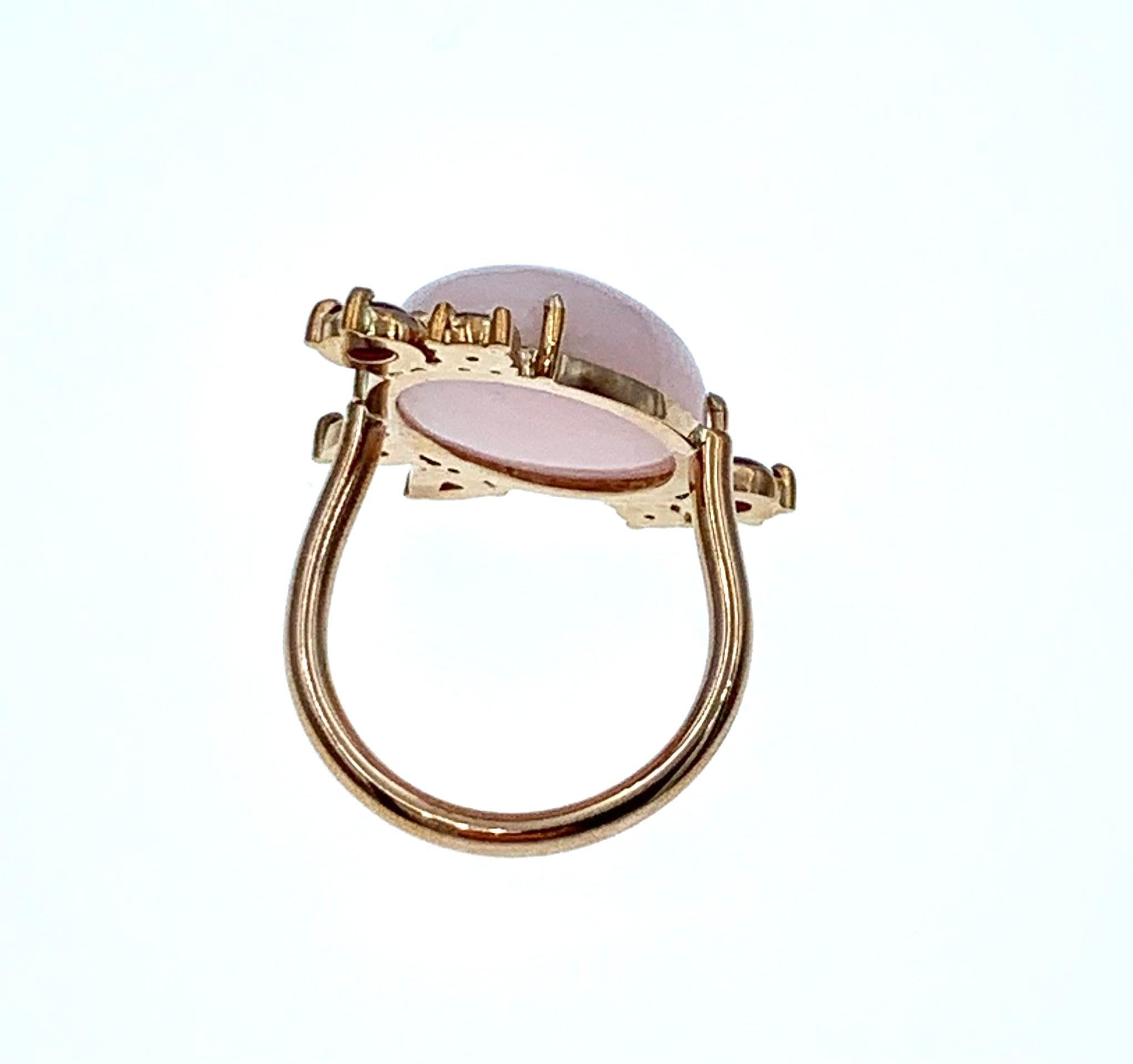 Ovaler peruanischer rosa Opal-Cabochon mit Rubin-Akzenten aus Roségold Cocktailring (Ovalschliff) im Angebot