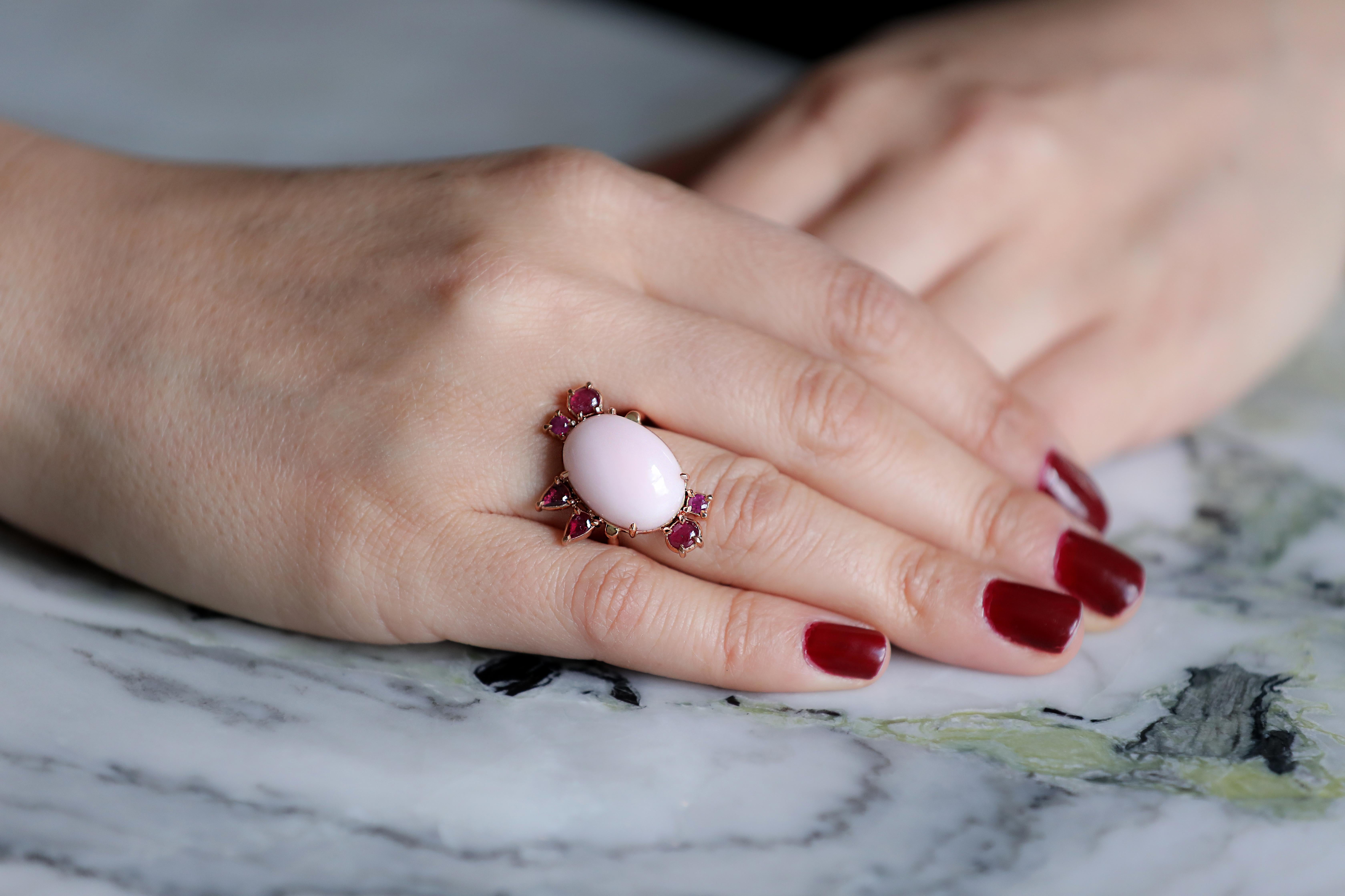 Ovaler peruanischer rosa Opal-Cabochon mit Rubin-Akzenten aus Roségold Cocktailring im Zustand „Neu“ im Angebot in London, GB
