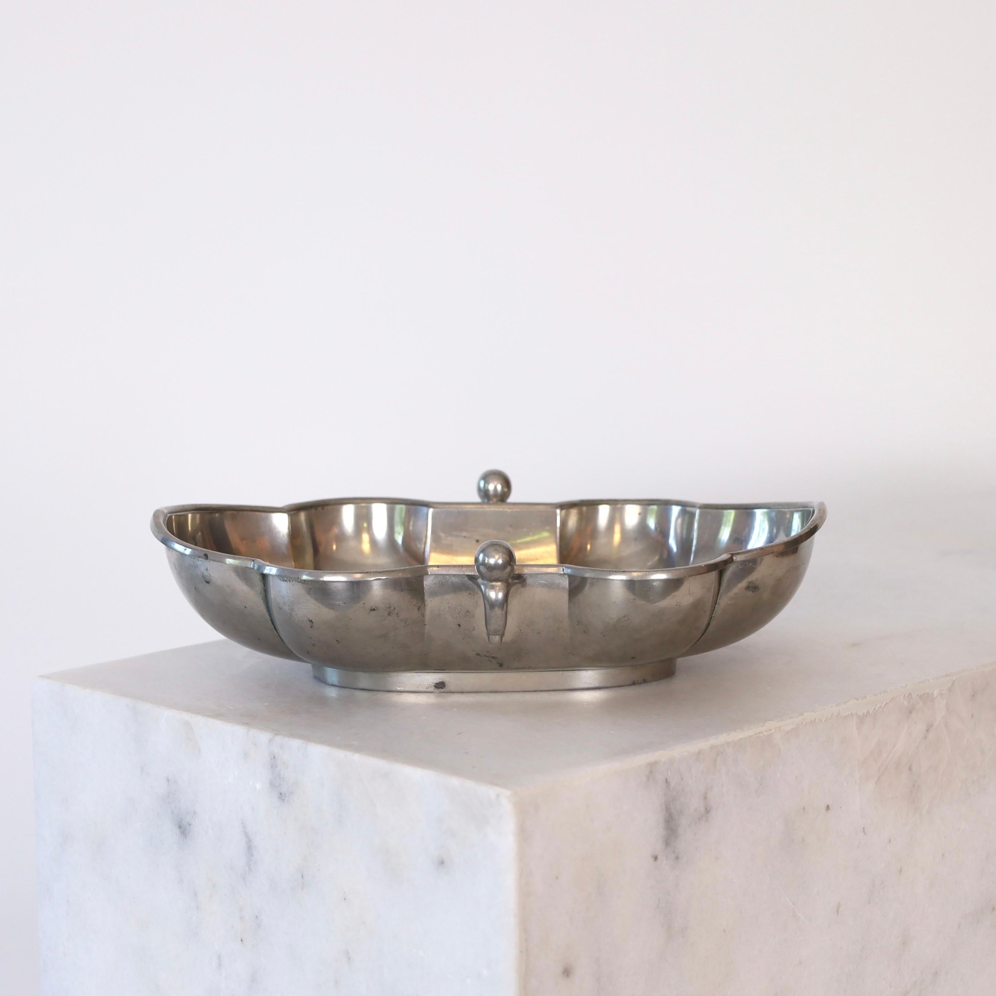 Oval Pewter Bowl made by Just Andersen in the early 1930s. A fine piece for a beautiful spot.

* Oval pewter ball with with curved edges and lugs 
* Designer: Just Andersen
* Model: 1359
* Year: 1929-1933
* Condition: Good vintage condition. Makers