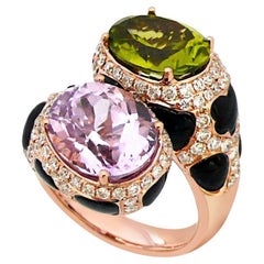 Anello ovale in kunzite rosa, prasiolite verde, onice e diamanti bianchi in oro rosa 18 carati