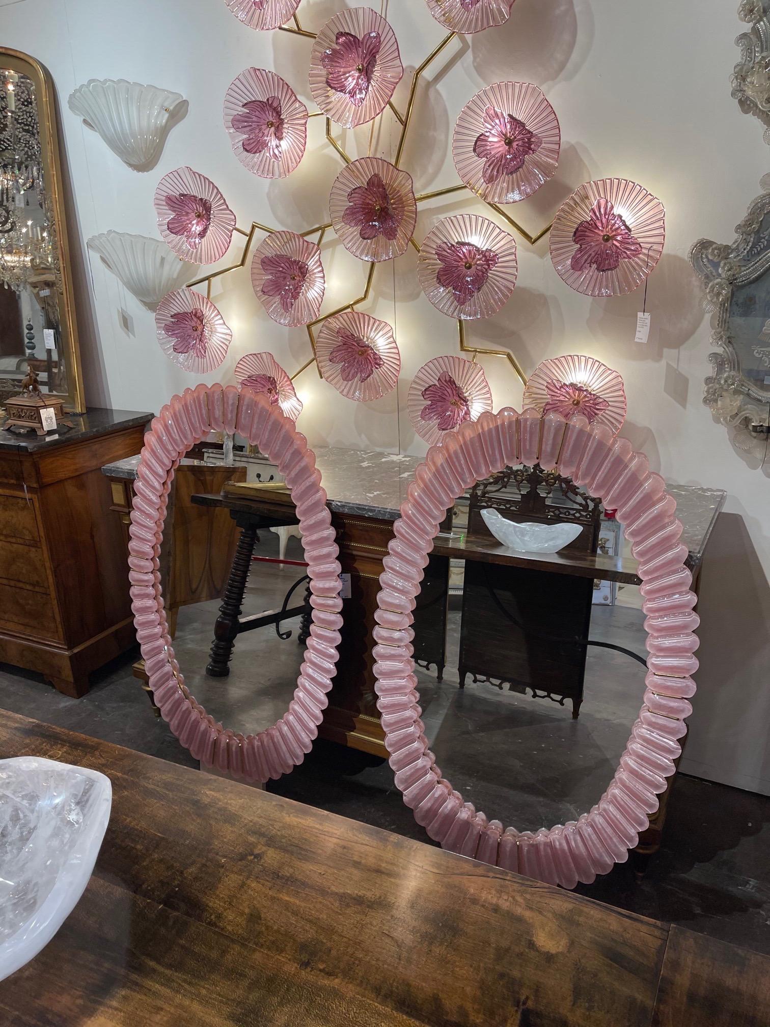Fabuleux miroirs en verre de Murano de forme ovale et de couleur rose. Magnifique verre rose avec des accents en laiton. Un accent décoratif étonnant ! Note : Le prix indiqué est par article.