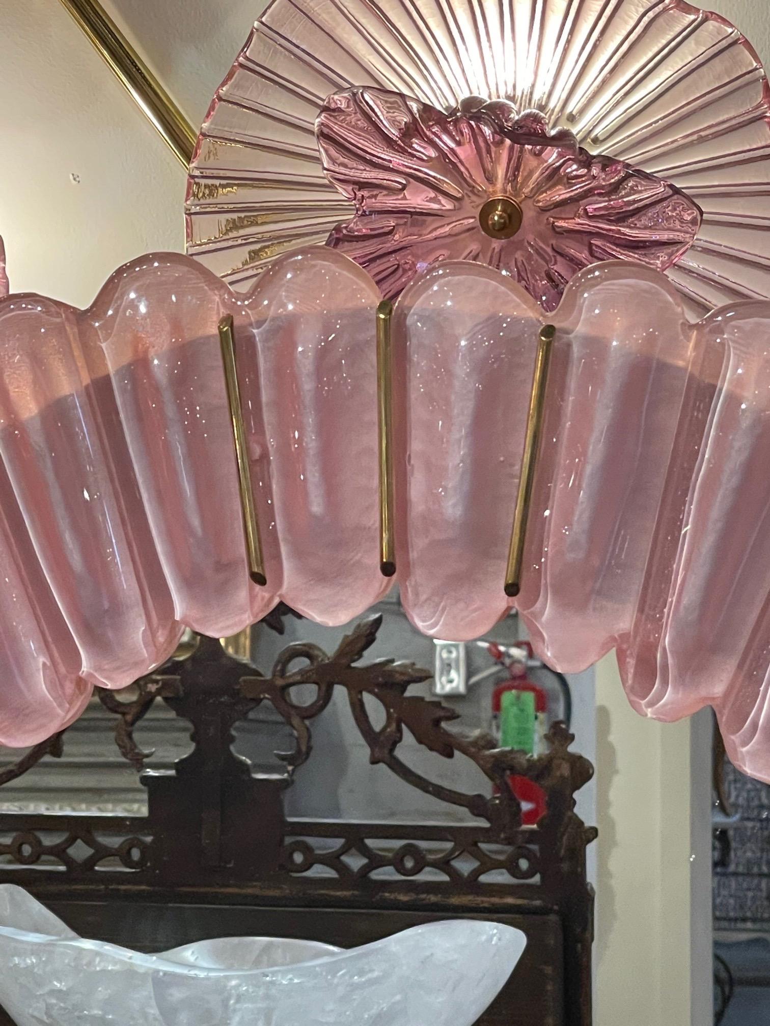 Ovale rosa Muranoglas-Spiegel mit Messing (Italienisch) im Angebot