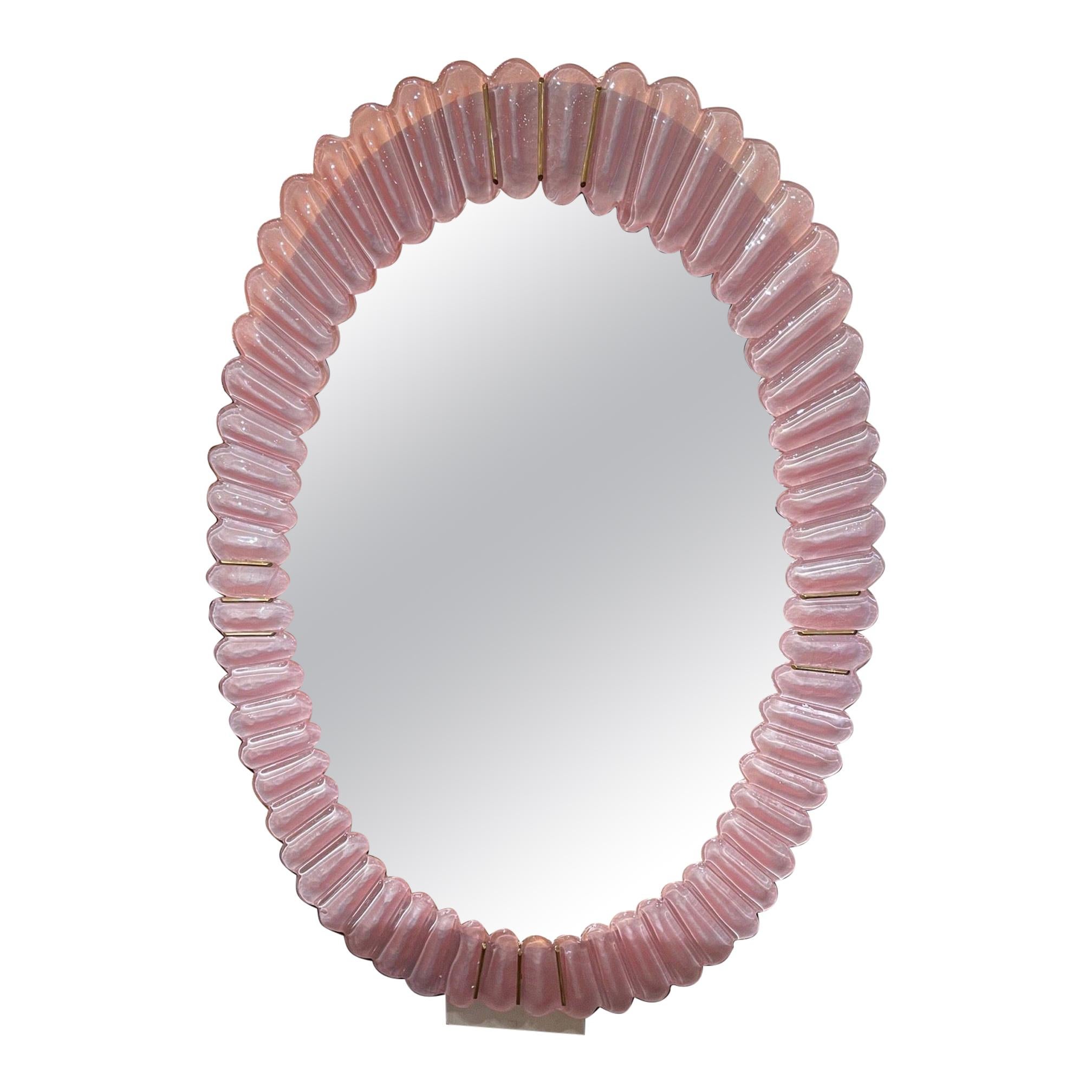 Miroirs ovales en verre de Murano rose avec laiton en vente
