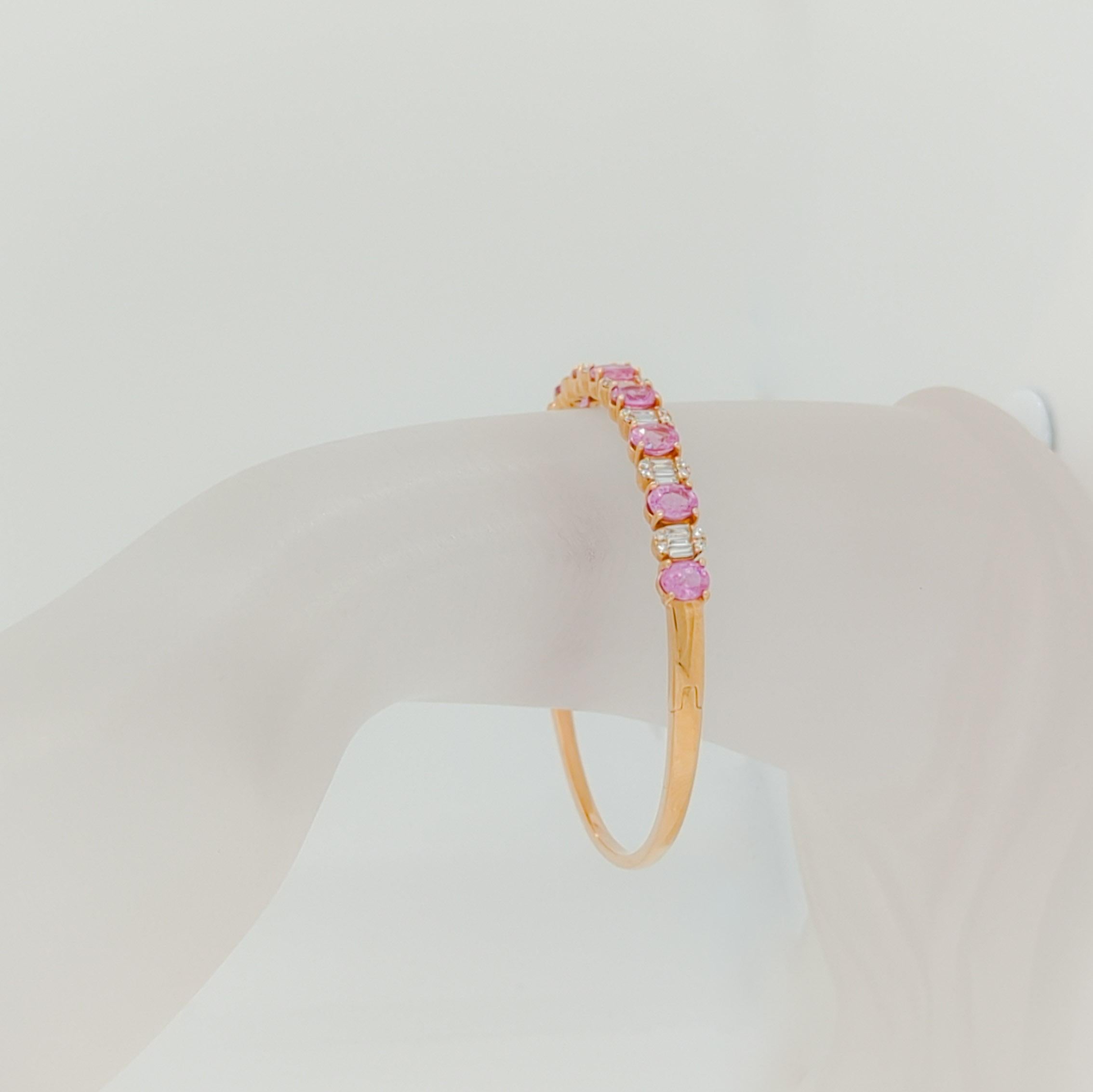 Taglio ovale Bangle ovale con zaffiro rosa e diamanti a baguette e rotondi in oro rosa 14 carati in vendita